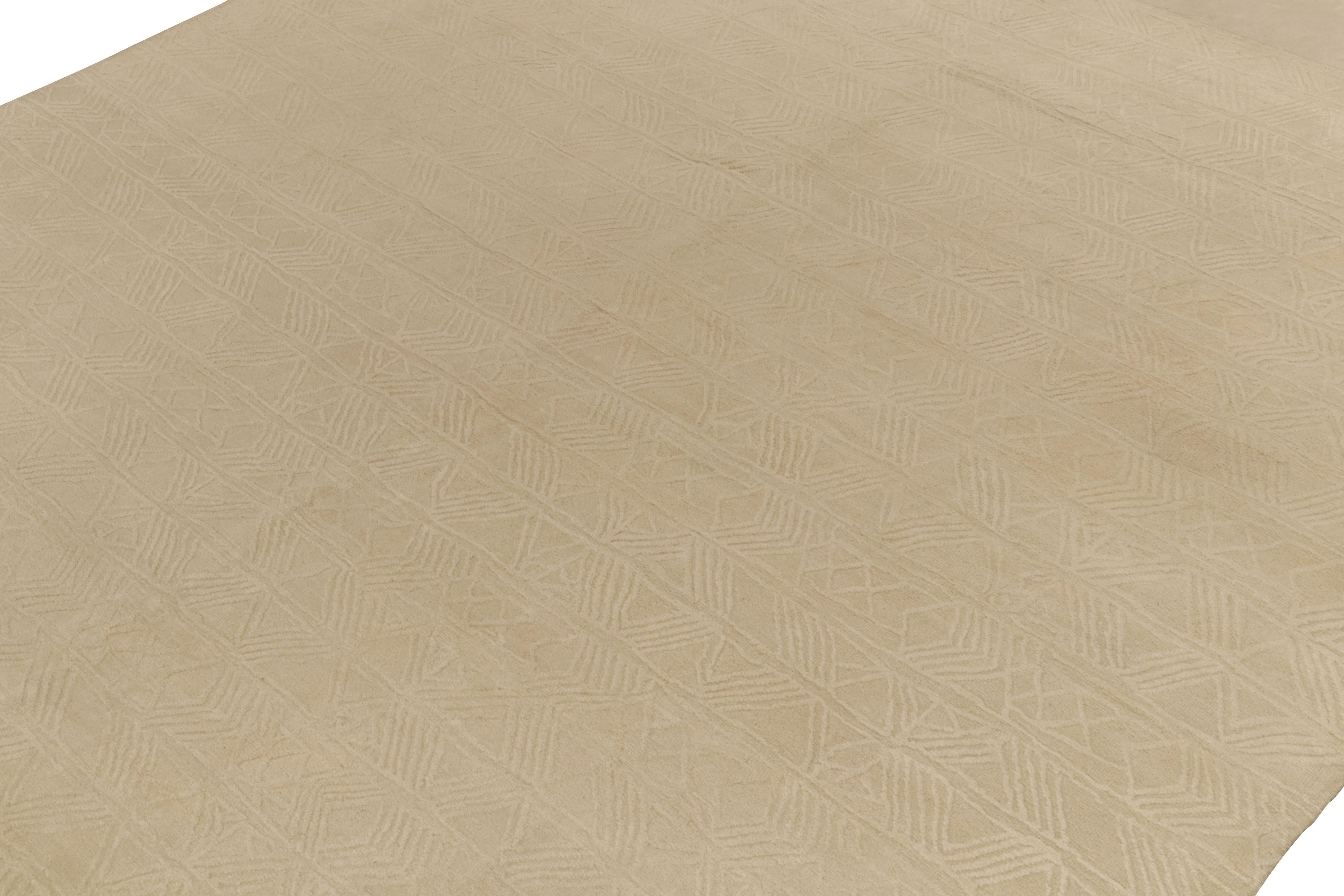 Teppich & Kilims, maßgefertigter strukturierter Teppich in Weiß mit strukturiertem geometrischem Muster auf Beige (Indisch) im Angebot