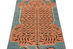 Rug & Kilim's individuelles Tigerfell-Design mit orangefarbenem und braunem Bildmotiv