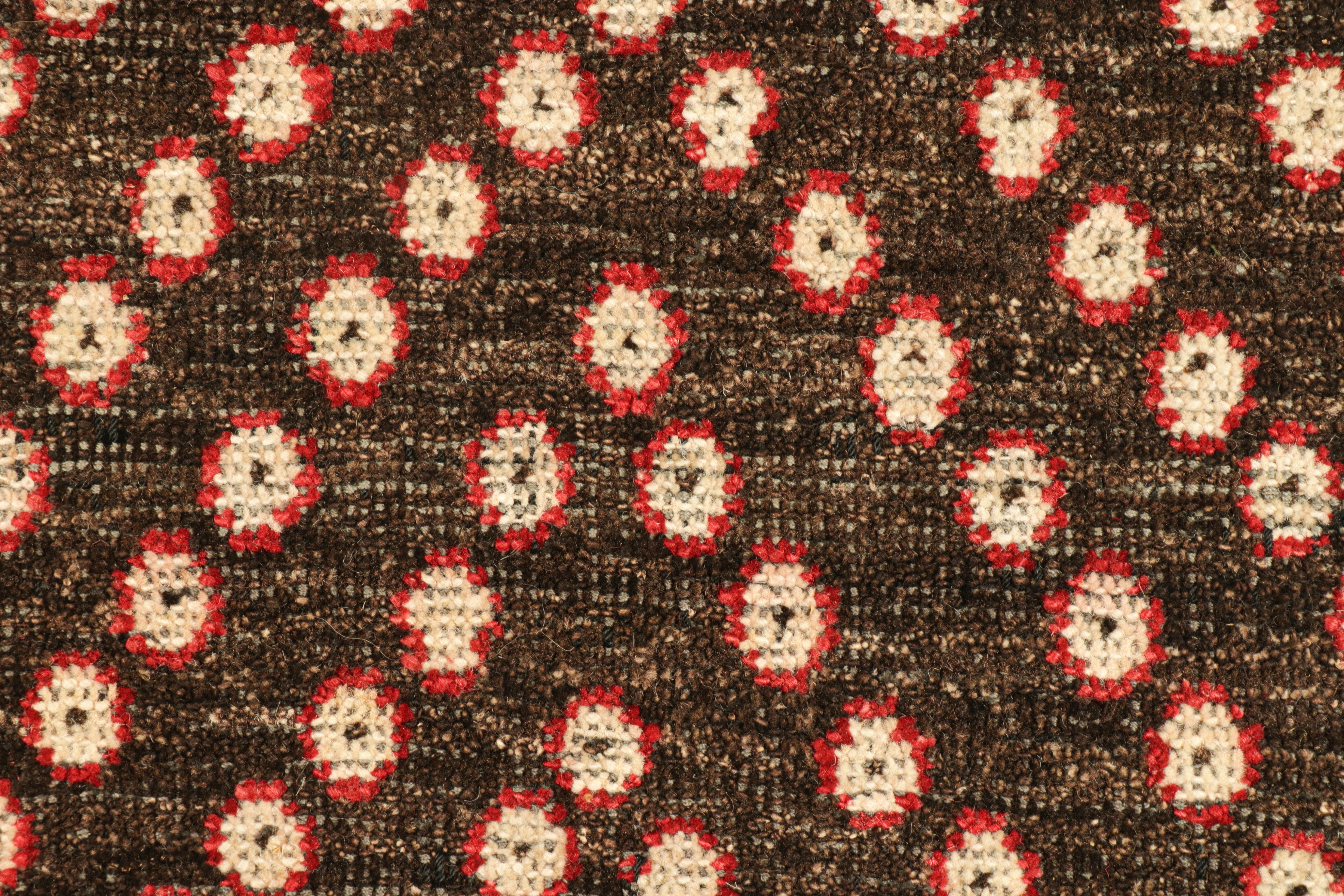 Indiano Rug & Kilim: Tappeto tribale personalizzato in marrone e rosso con motivi floreali in vendita