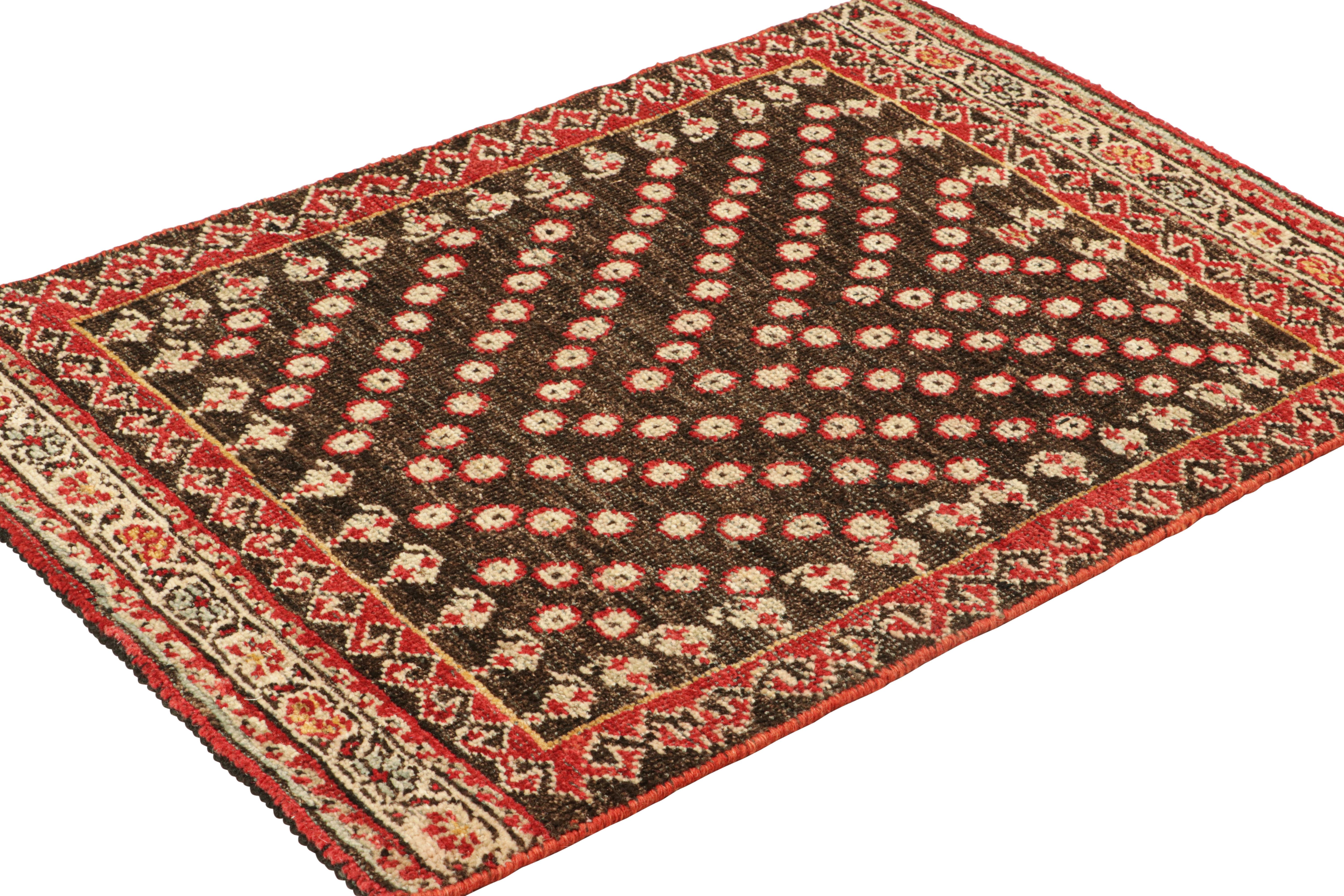 Annodato a mano Rug & Kilim: Tappeto tribale personalizzato in marrone e rosso con motivi floreali in vendita