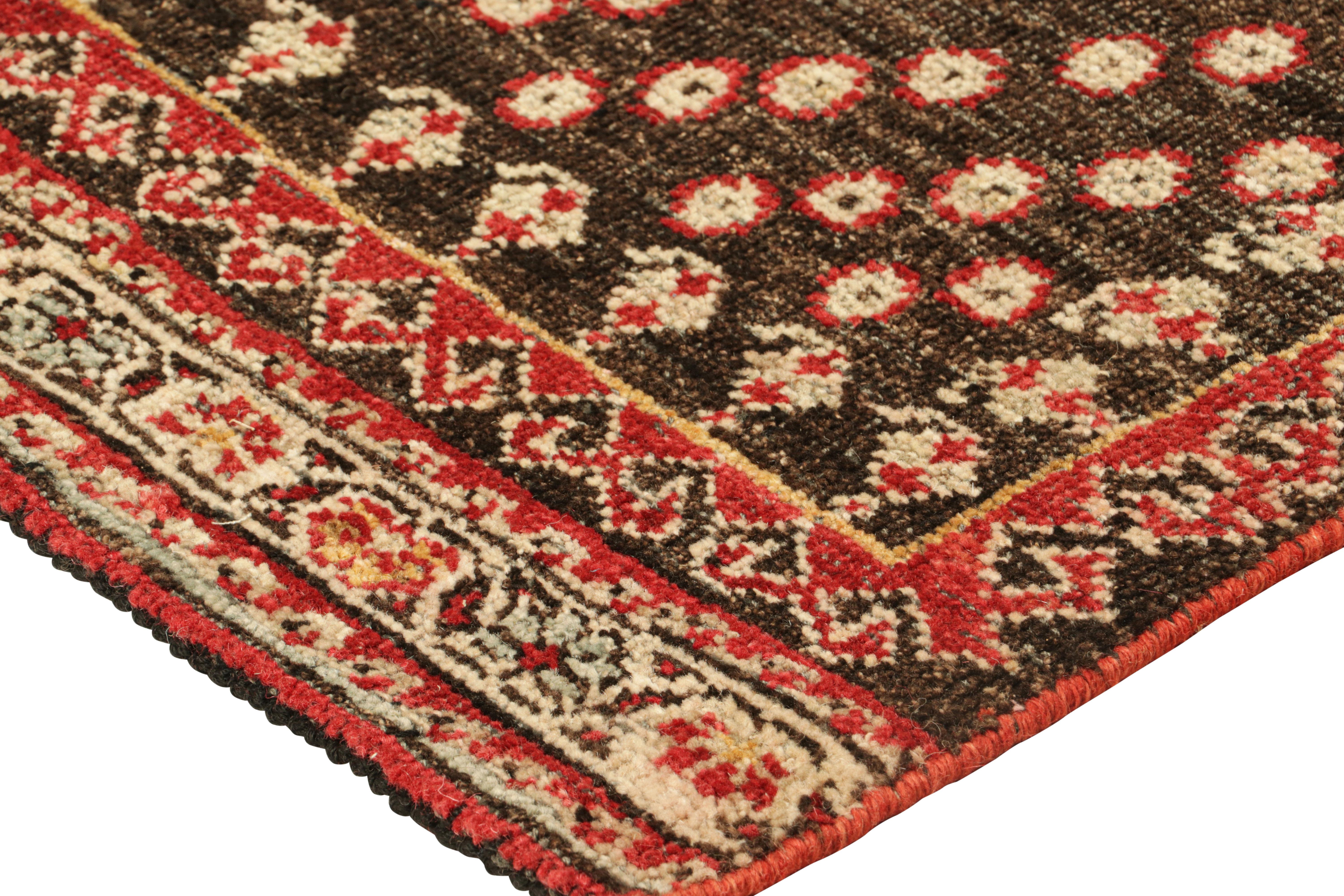 XXI secolo e contemporaneo Rug & Kilim: Tappeto tribale personalizzato in marrone e rosso con motivi floreali in vendita