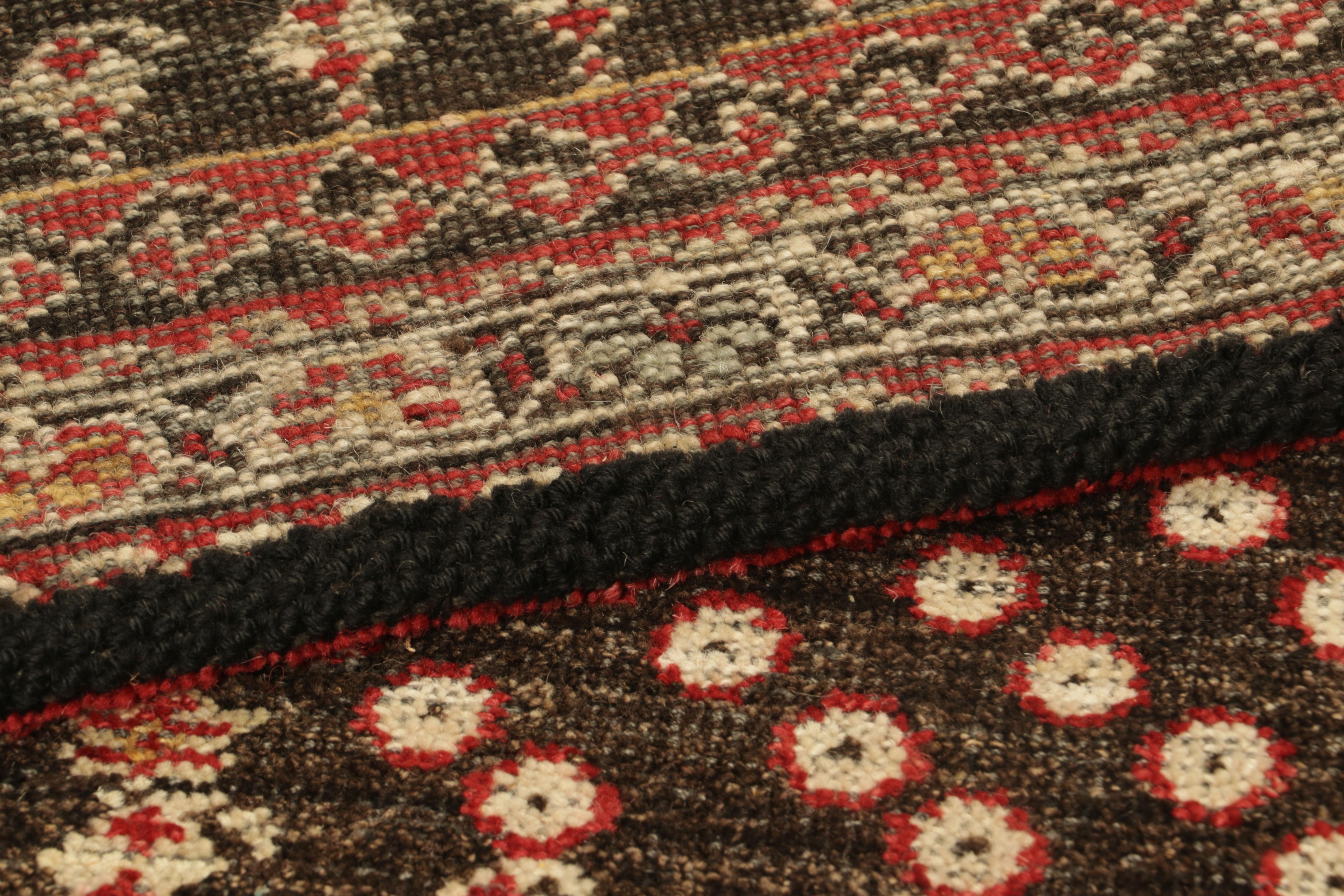 Lana Rug & Kilim: Tappeto tribale personalizzato in marrone e rosso con motivi floreali in vendita