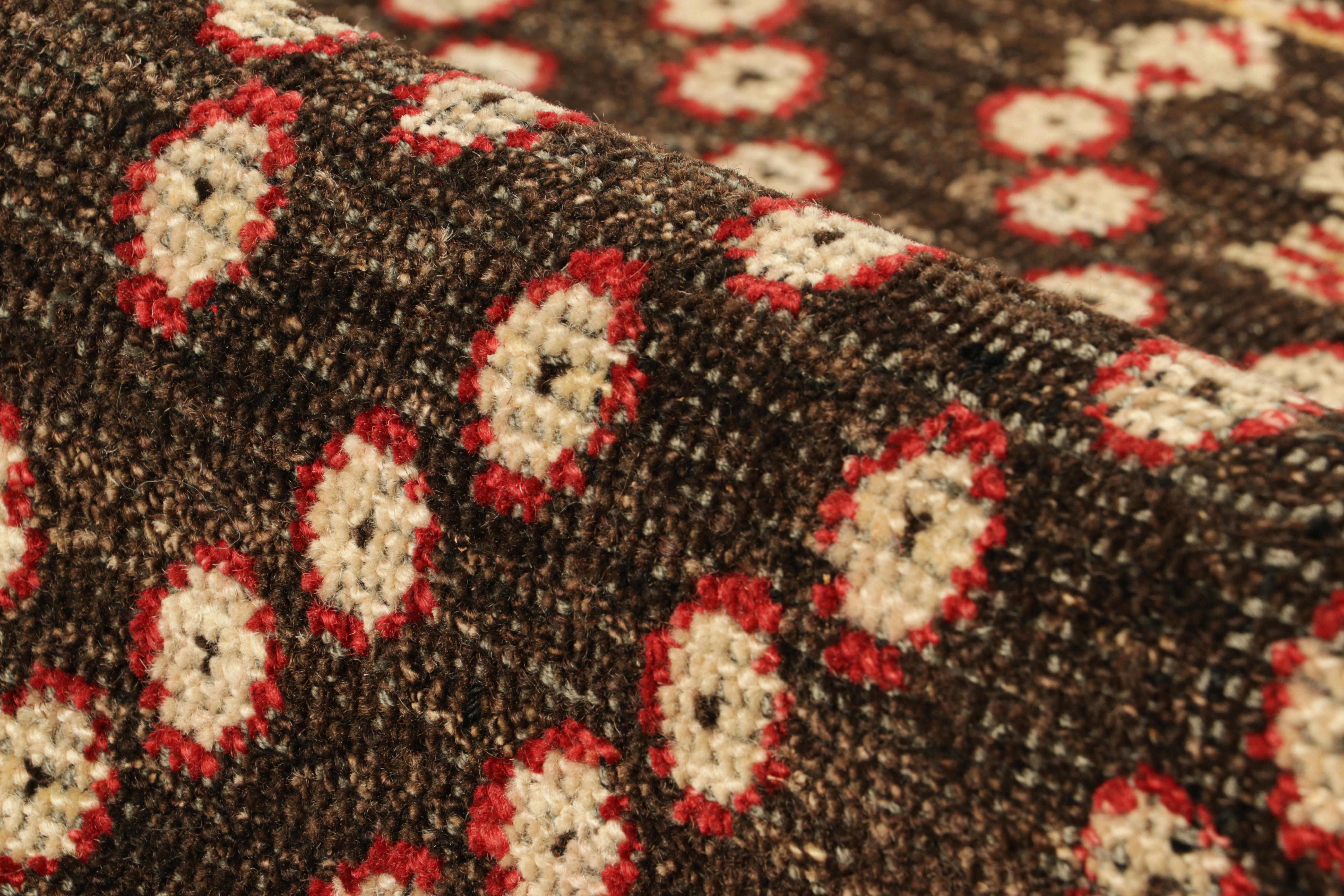 Rug & Kilim: Tappeto tribale personalizzato in marrone e rosso con motivi floreali in vendita 1
