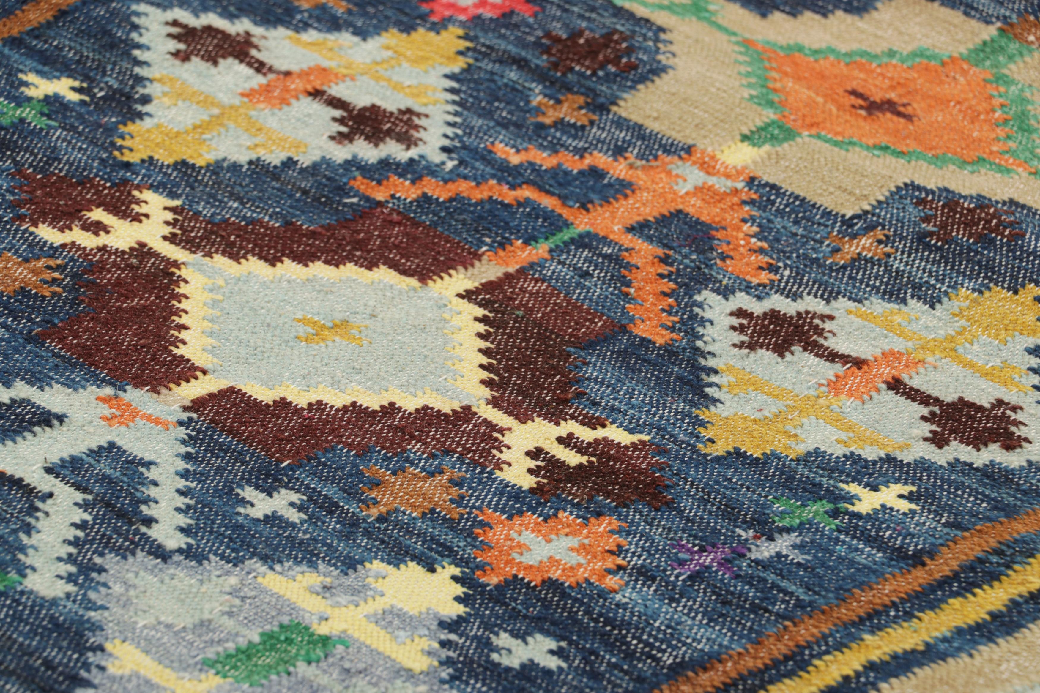 Dieser aus Wolle und Seide handgewebte 3x12 Dhurrie-Flachgewebe-Läufer ist ein aufregender Neuzugang in der geschätzten Kollektion von Rug & Kilim. 

Über das Design: 

Ein Meisterwerk, das den klassischen indischen Dhurrie-Stil veranschaulicht.