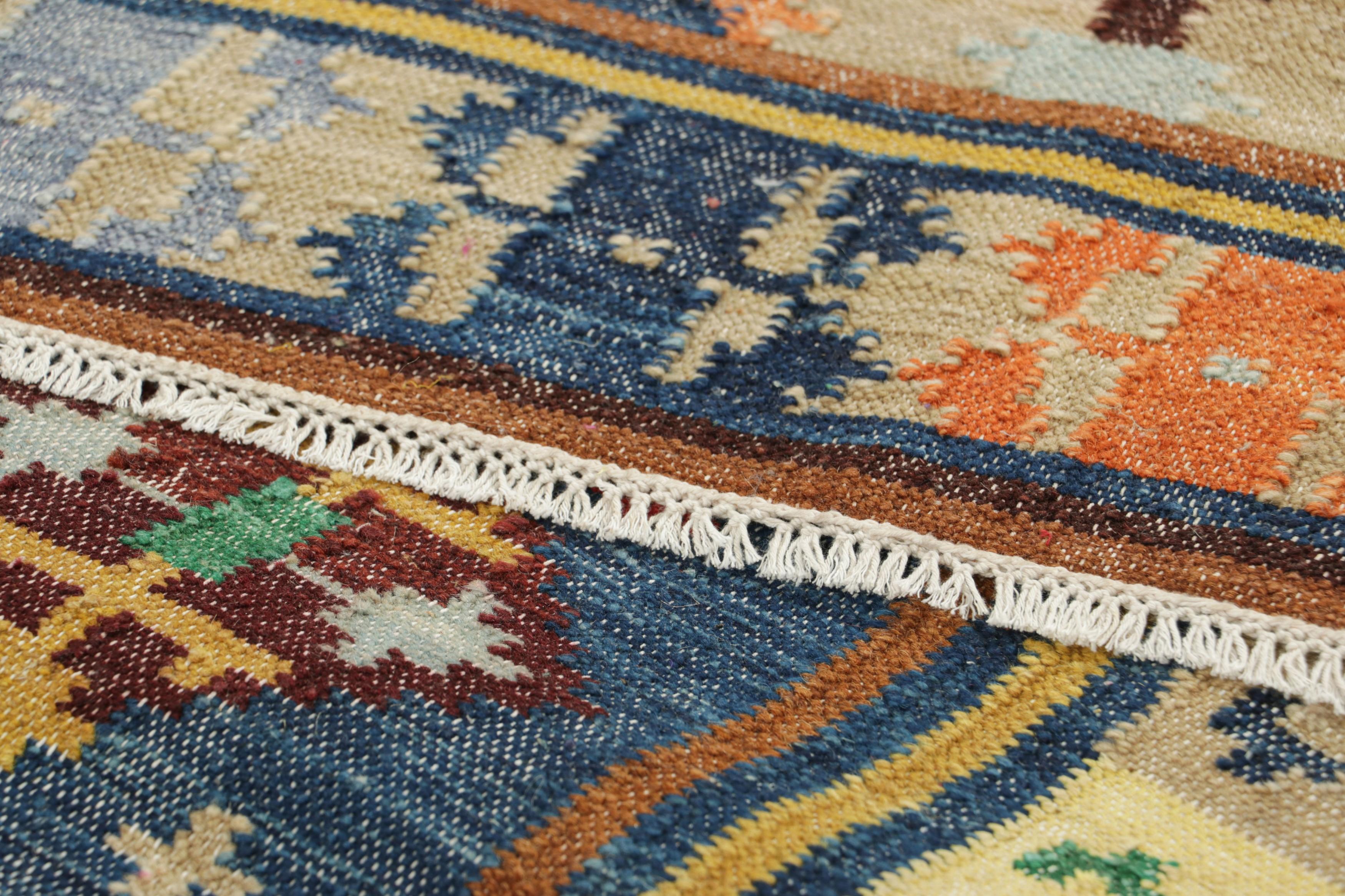 Dhurrie-Läufer von Rug & Kilim mit bunten geometrischen Mustern (21. Jahrhundert und zeitgenössisch) im Angebot