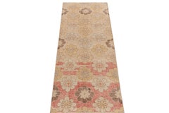 Rug & Kilim è un tappeto in stile anni '60 con motivi floreali beige, rossi e blu.