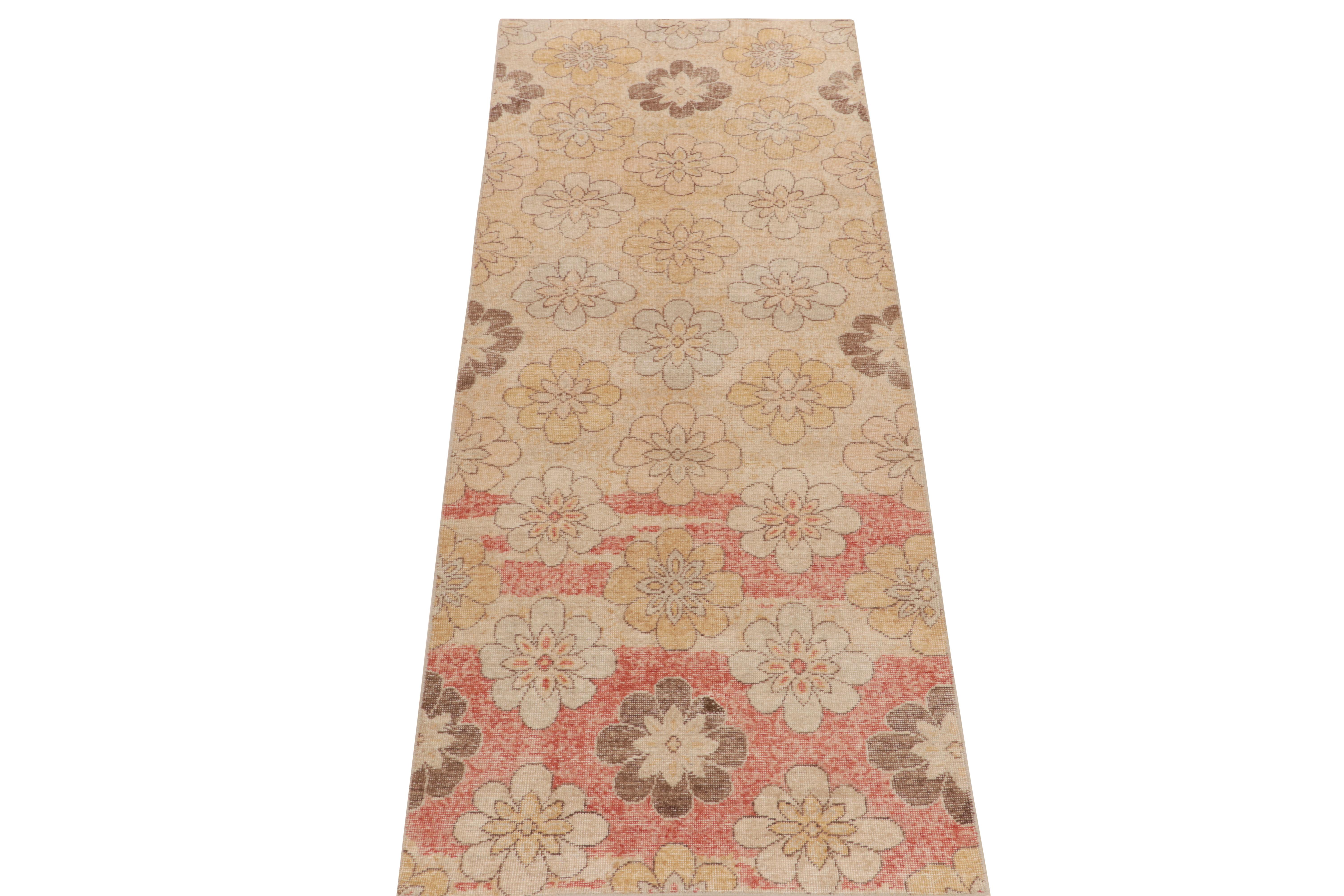 Un caldo tappeto 4x10 in stile angosciato della nostra collezione Homage, ispirata alle opere appassionate di un audace designer turco nell'ambito dell'estetica moderna di metà secolo. Il motivo floreale all over gode del calore di splendide