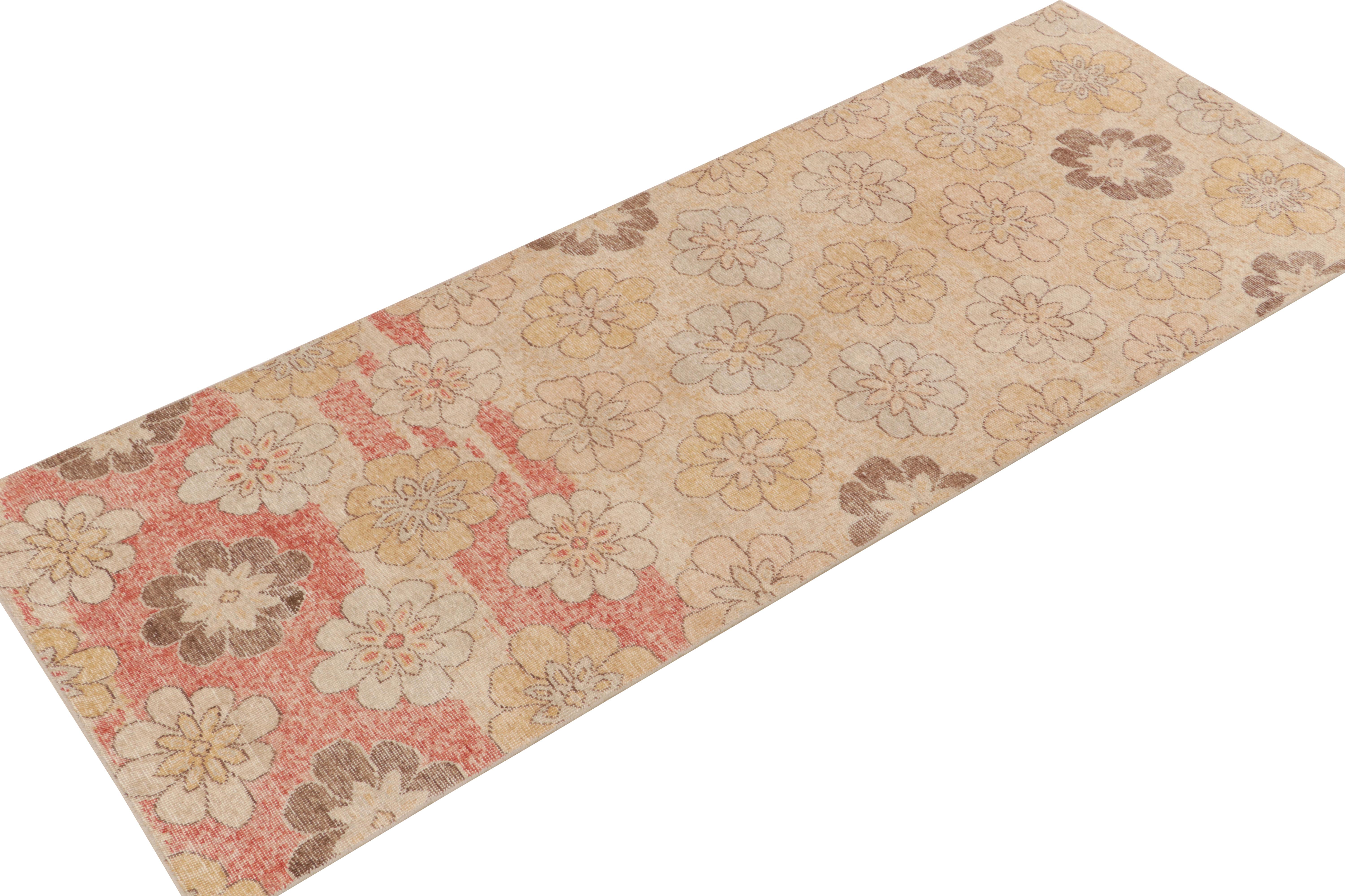 Mid-Century moderno Rug & Kilim è un tappeto in stile anni '60 con motivi floreali beige, rossi e blu. in vendita