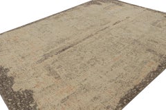 Rug & Kilim è un tappeto astratto e danneggiato con motivi beige e grigi.