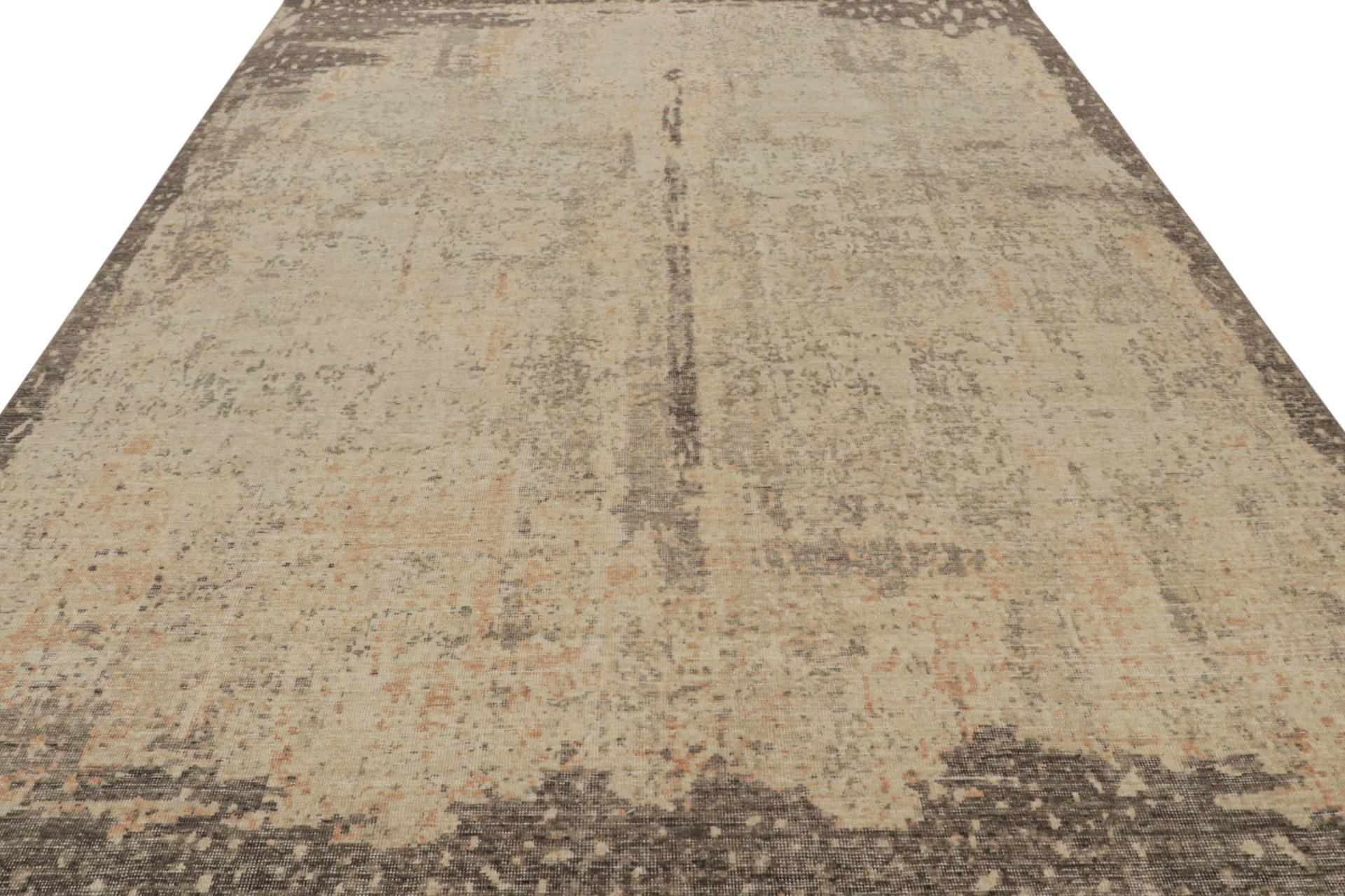 Rug & Kilim's abstrakter Teppich in Beige und Grau mit All-Over-Muster (Moderne) im Angebot