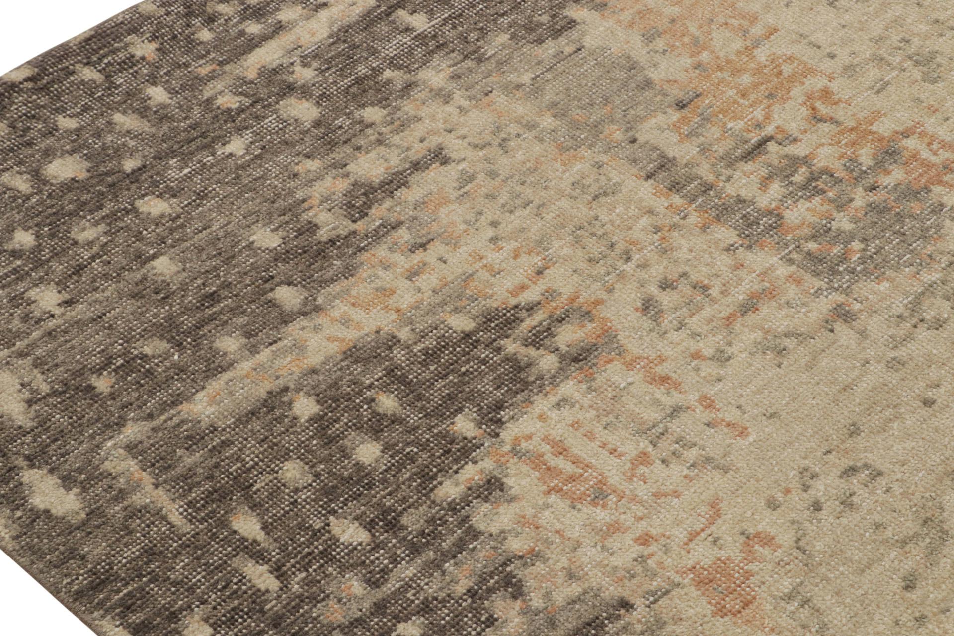 Annodato a mano Rug & Kilim è un tappeto astratto e danneggiato con motivi beige e grigi. in vendita