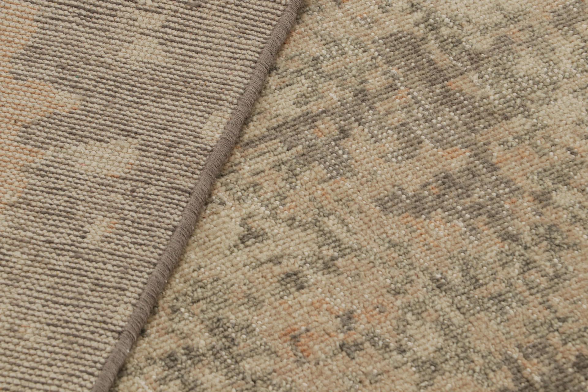 XXI secolo e contemporaneo Rug & Kilim è un tappeto astratto e danneggiato con motivi beige e grigi. in vendita