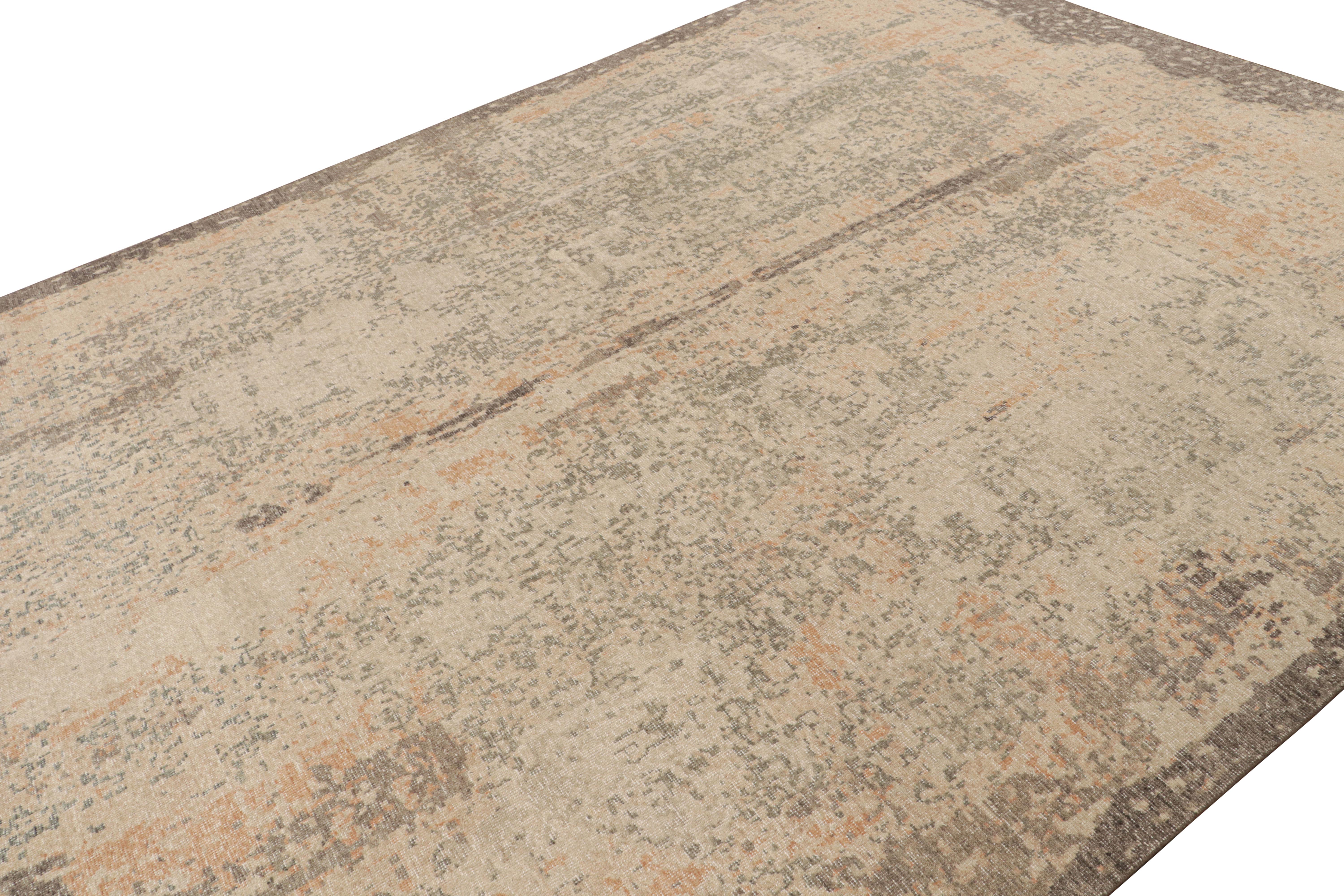 Moderno Rug & Kilim è un tappeto astratto e invecchiato nei toni del beige e del grigio. in vendita
