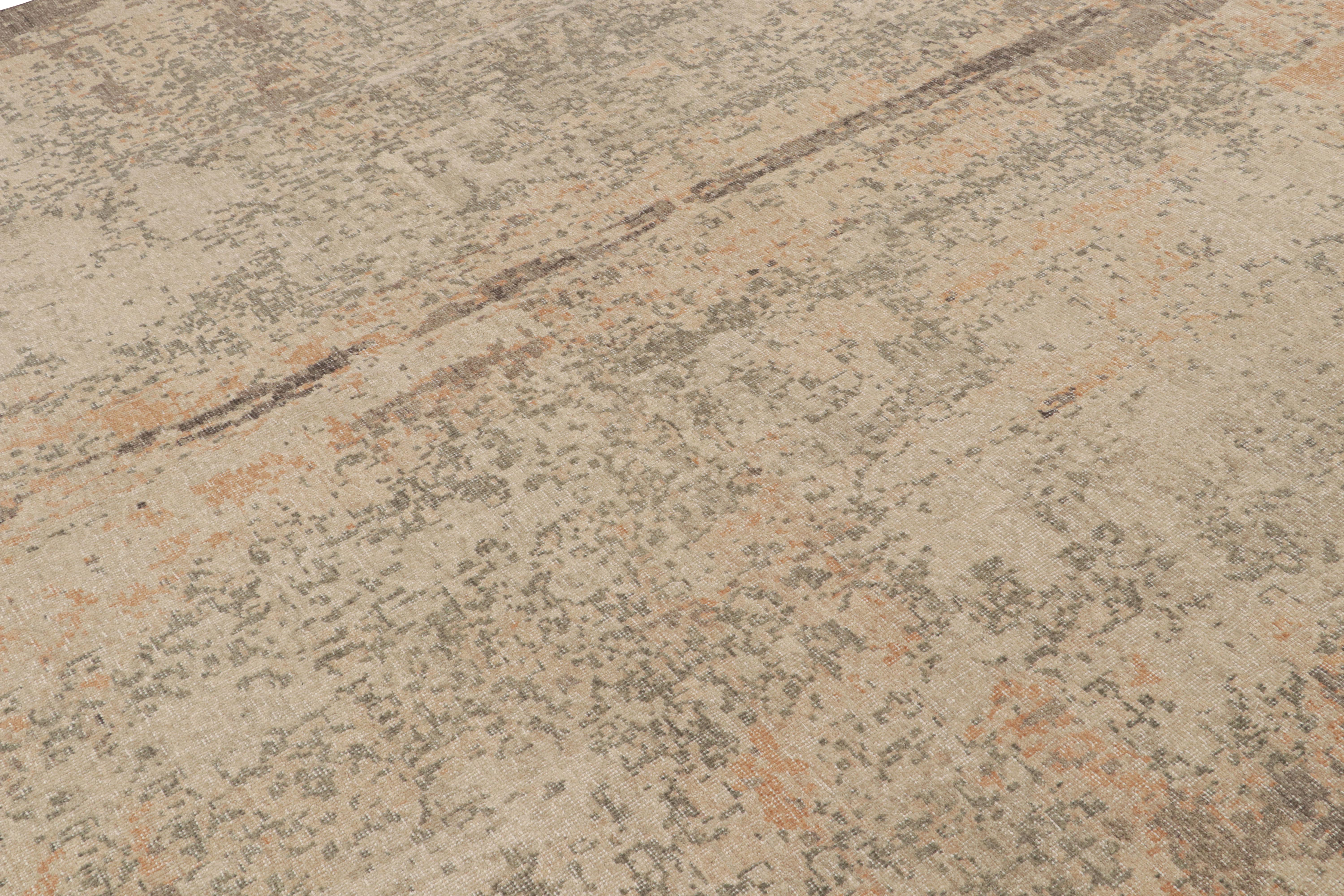 Indiano Rug & Kilim è un tappeto astratto e invecchiato nei toni del beige e del grigio. in vendita
