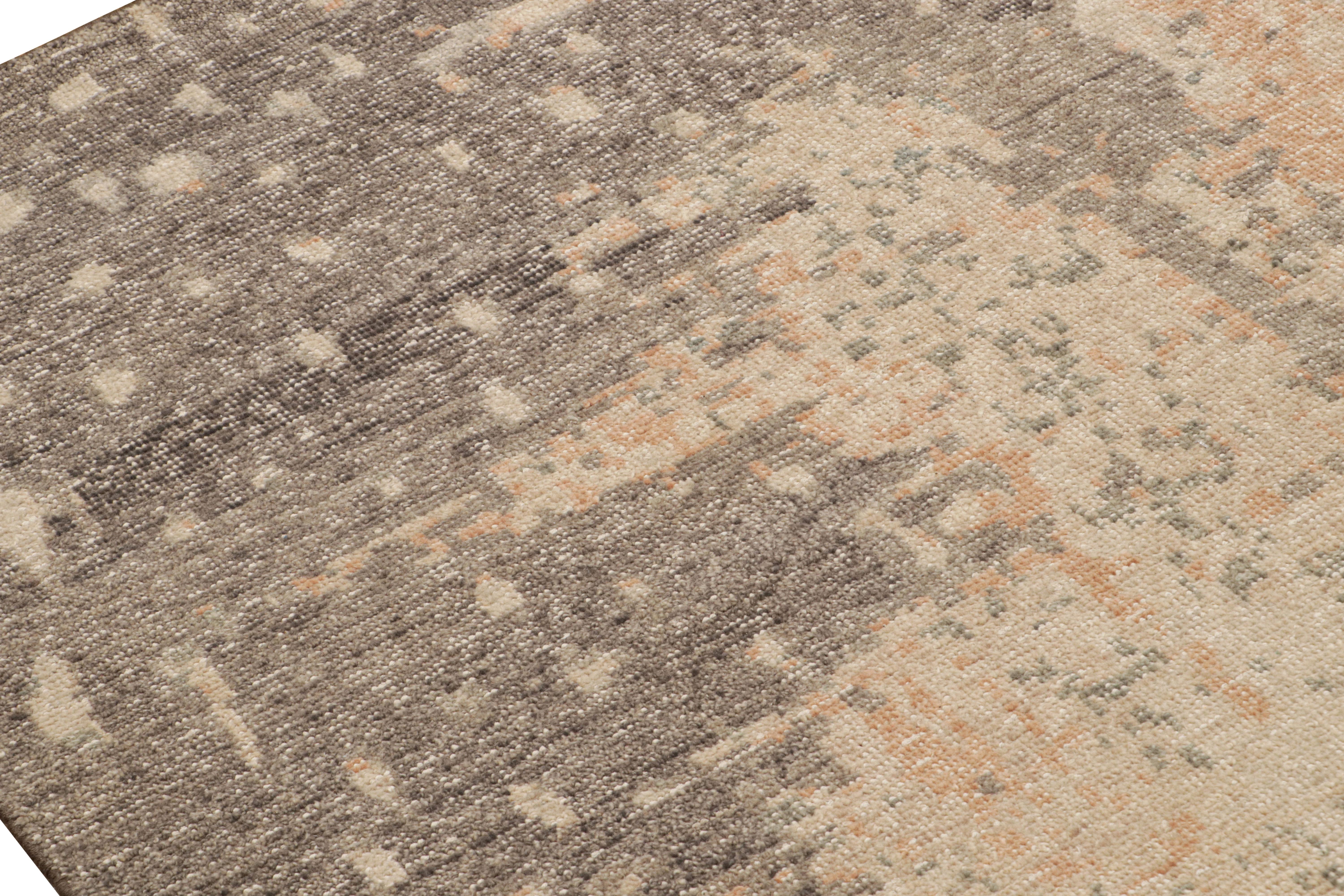 Annodato a mano Rug & Kilim è un tappeto astratto e invecchiato nei toni del beige e del grigio. in vendita