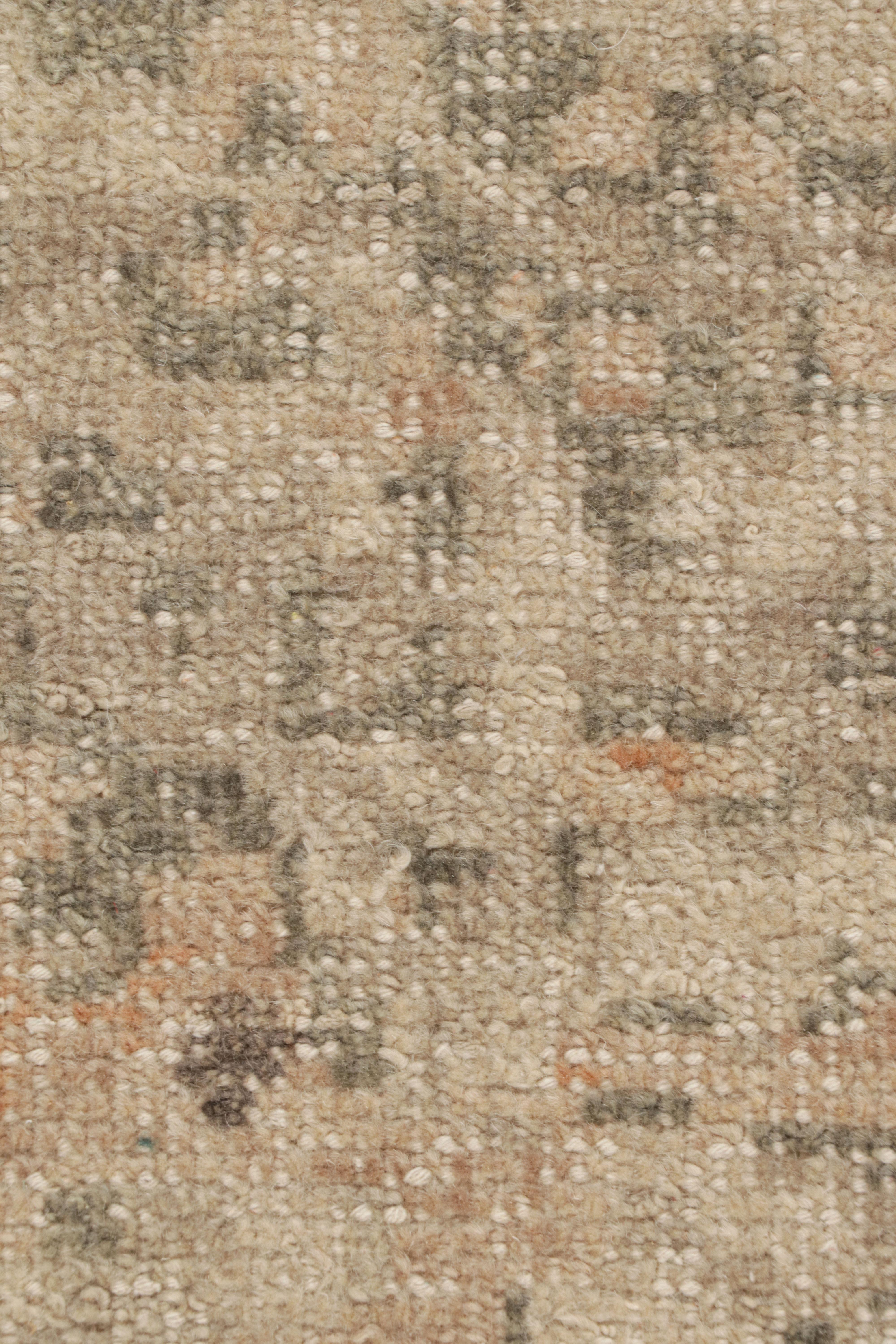 Rug & Kilim è un tappeto astratto e invecchiato nei toni del beige e del grigio. In condizioni Nuovo in vendita a Long Island City, NY