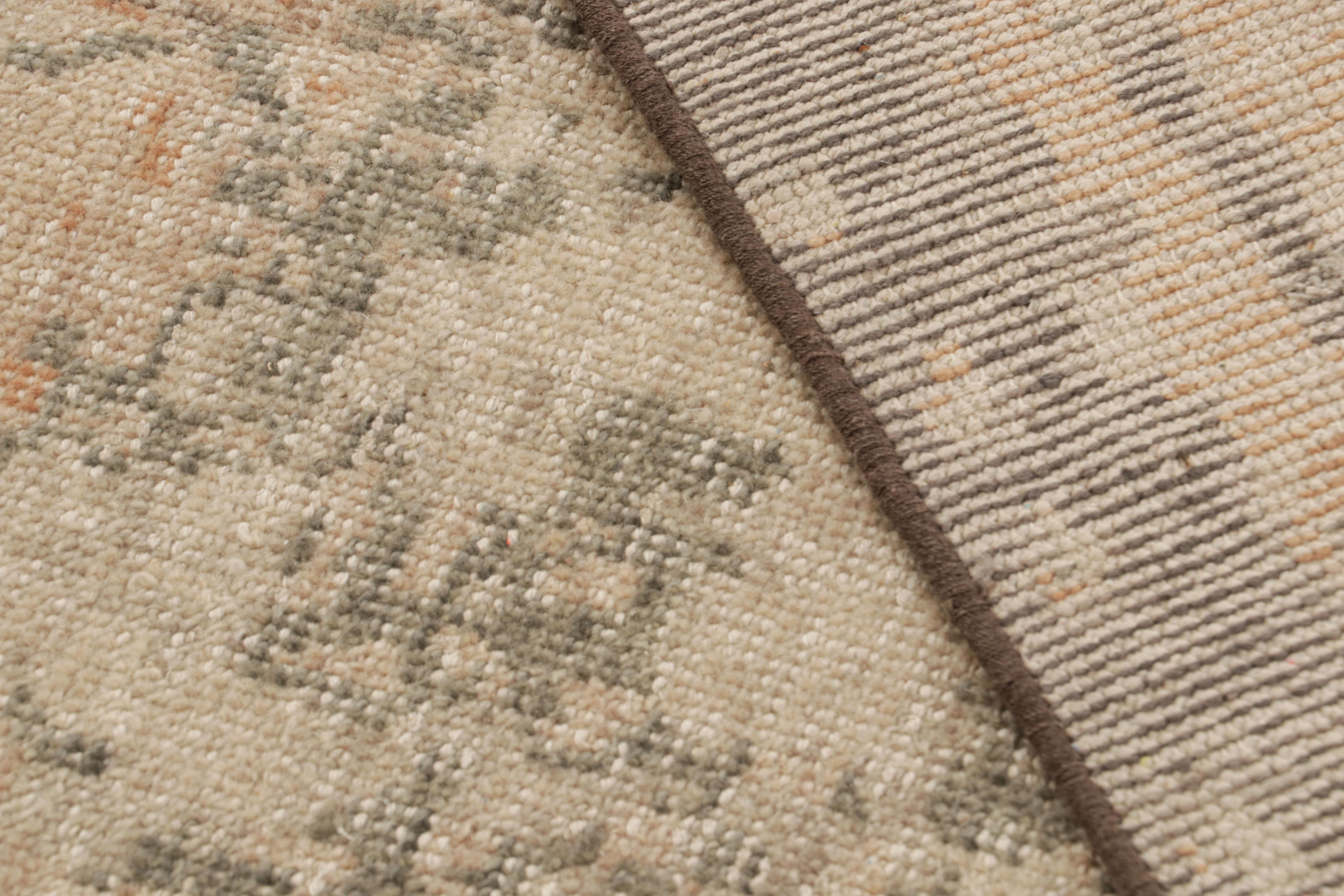 XXI secolo e contemporaneo Rug & Kilim è un tappeto astratto e invecchiato nei toni del beige e del grigio. in vendita