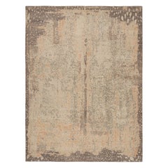 Alfombra abstracta desgastada en tonos beige y gris de Rug & Kilim
