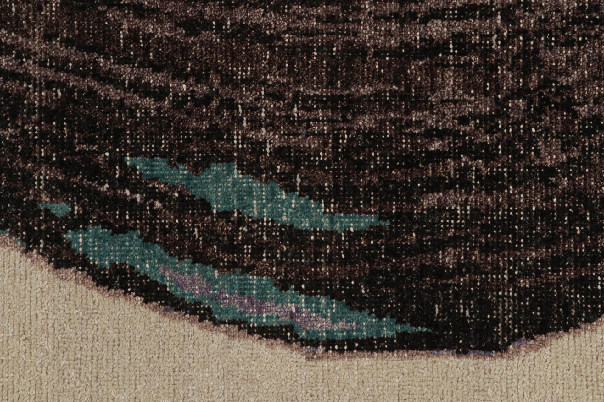 Tessuto a mano Rug & Kilim è un tappeto astratto e consumato di colore beige con motivo viola. in vendita