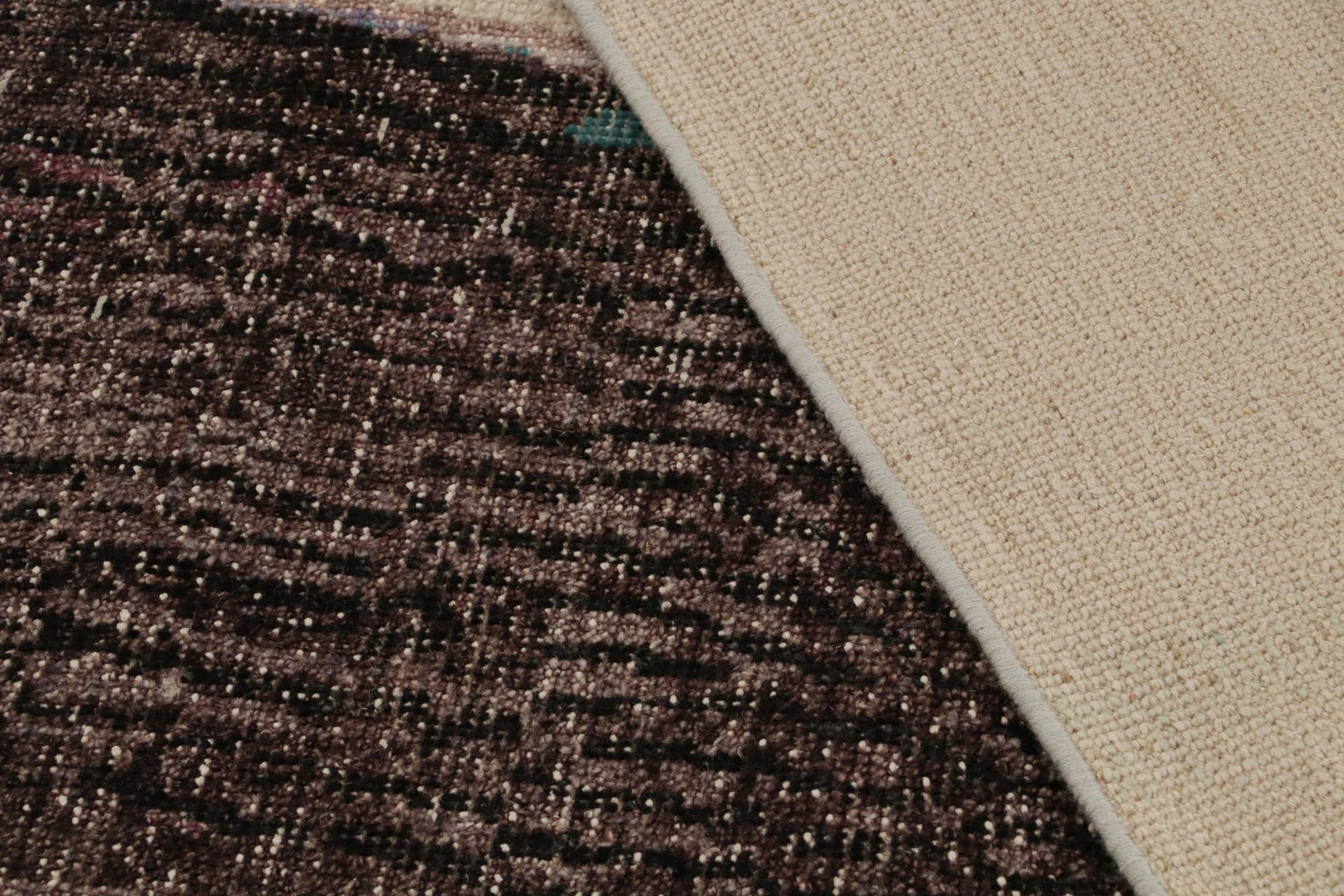 XXI secolo e contemporaneo Rug & Kilim è un tappeto astratto e consumato di colore beige con motivo viola. in vendita
