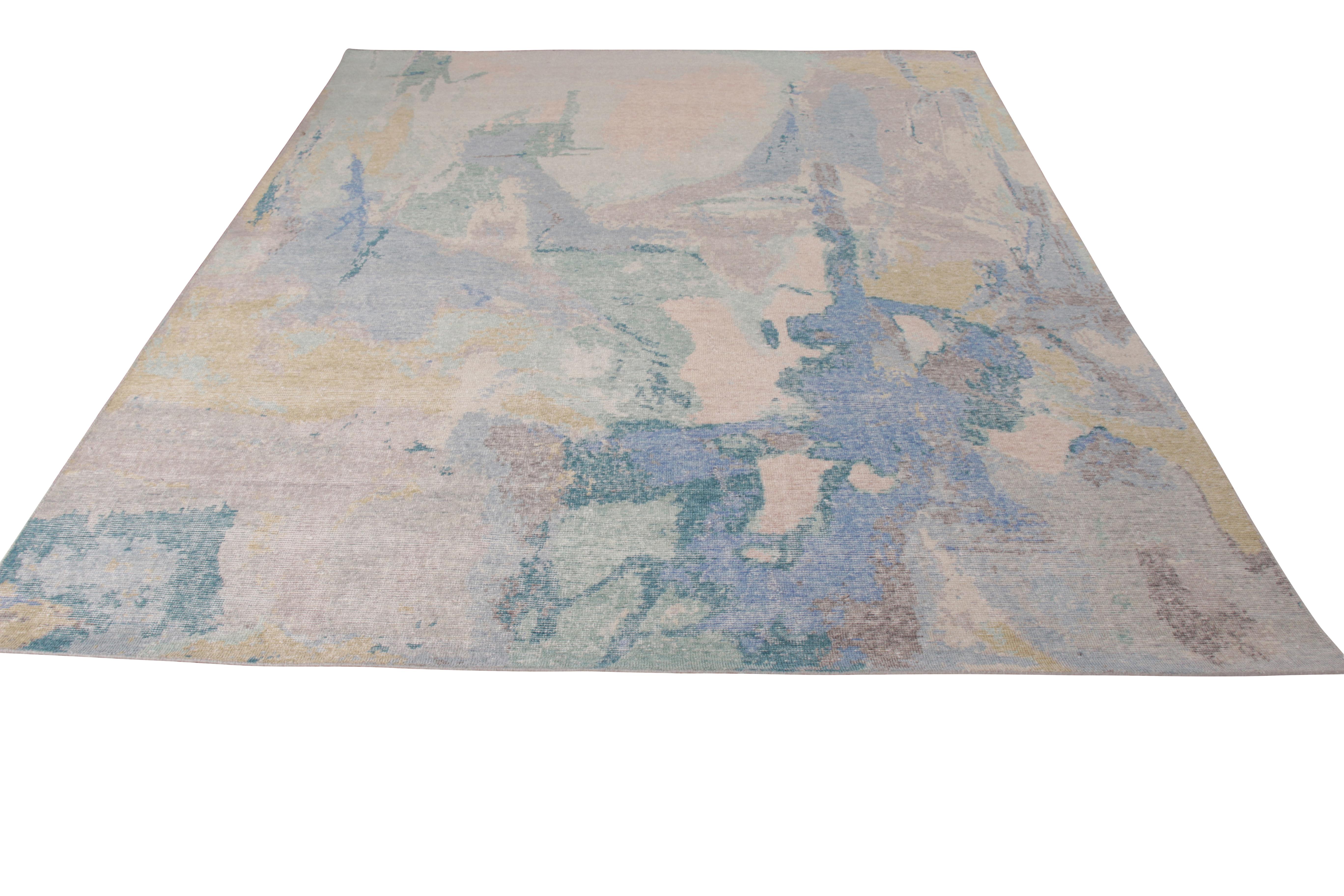 Un tapis 8x10 de style abstrait moderne en bleu et gris, de la collection Homage de Rug & Kilim. Noué à la main en laine, ce vêtement présente une texture vieillie de style shabby-chic grâce à un lavage confortable propre à ce style. 

Sur le