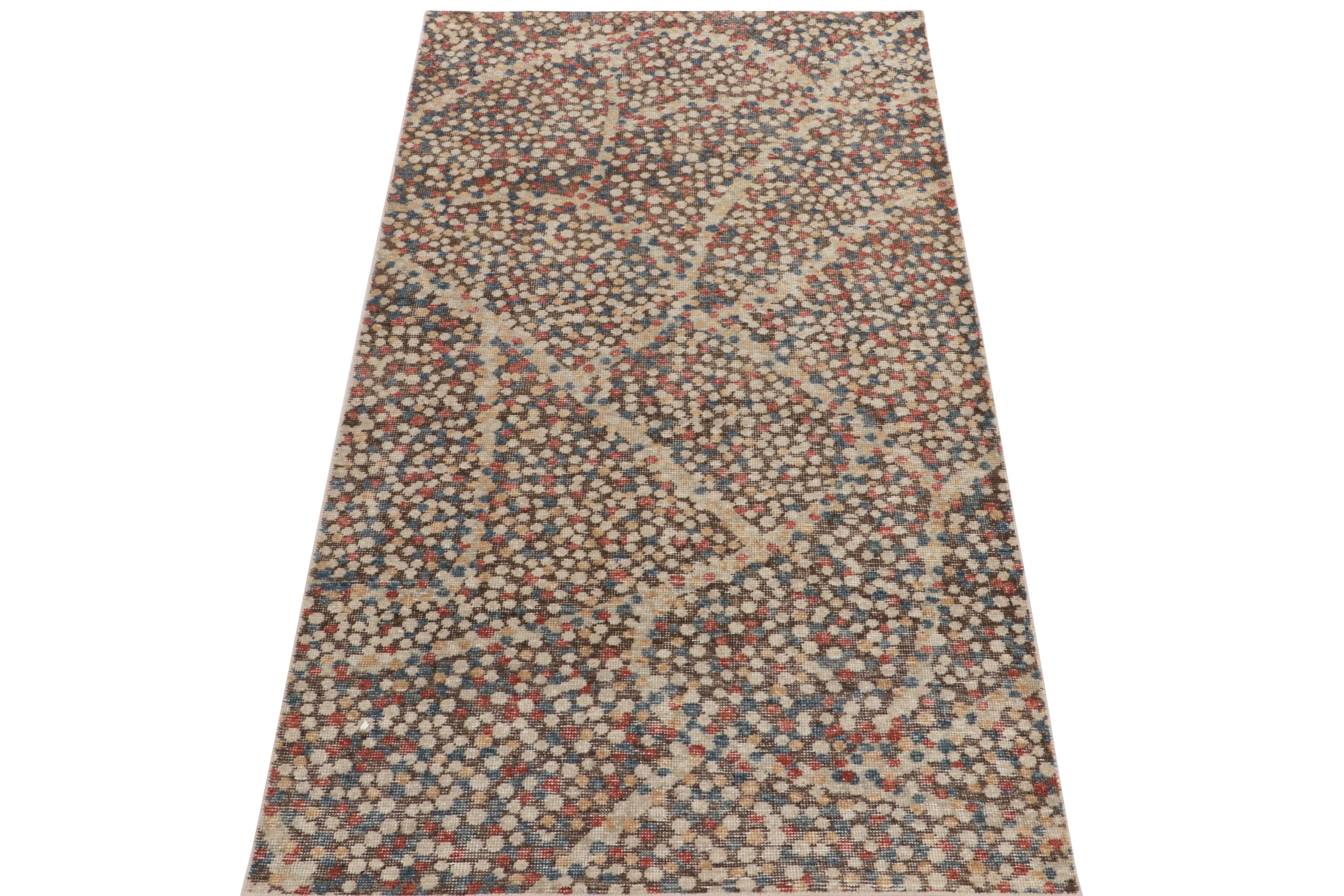Aus der Homage Collection'S von Rug & Kilim's, eine 4 x 8 große, moderne Version im Distressed-Stil, die abstrakte Inspiration mit einer schäbigen Textur verbindet. Die Vision erfreut sich an Rot-, Tiefblau- und Beigetönen bis hin zu gebrochenen