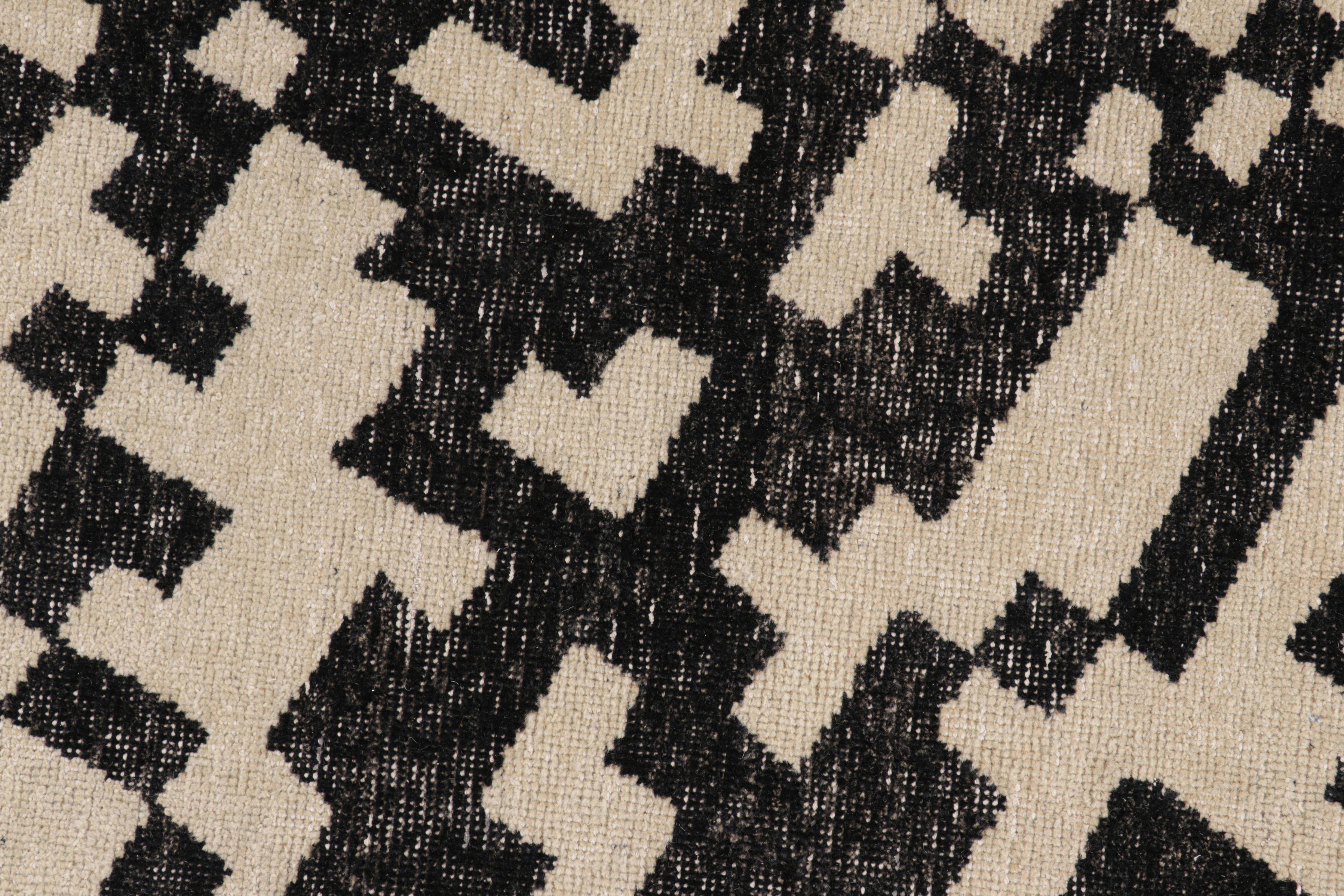 Indiano Rug & Kilim è un tappeto astratto e invecchiato con motivi geometrici avorio e nero. in vendita