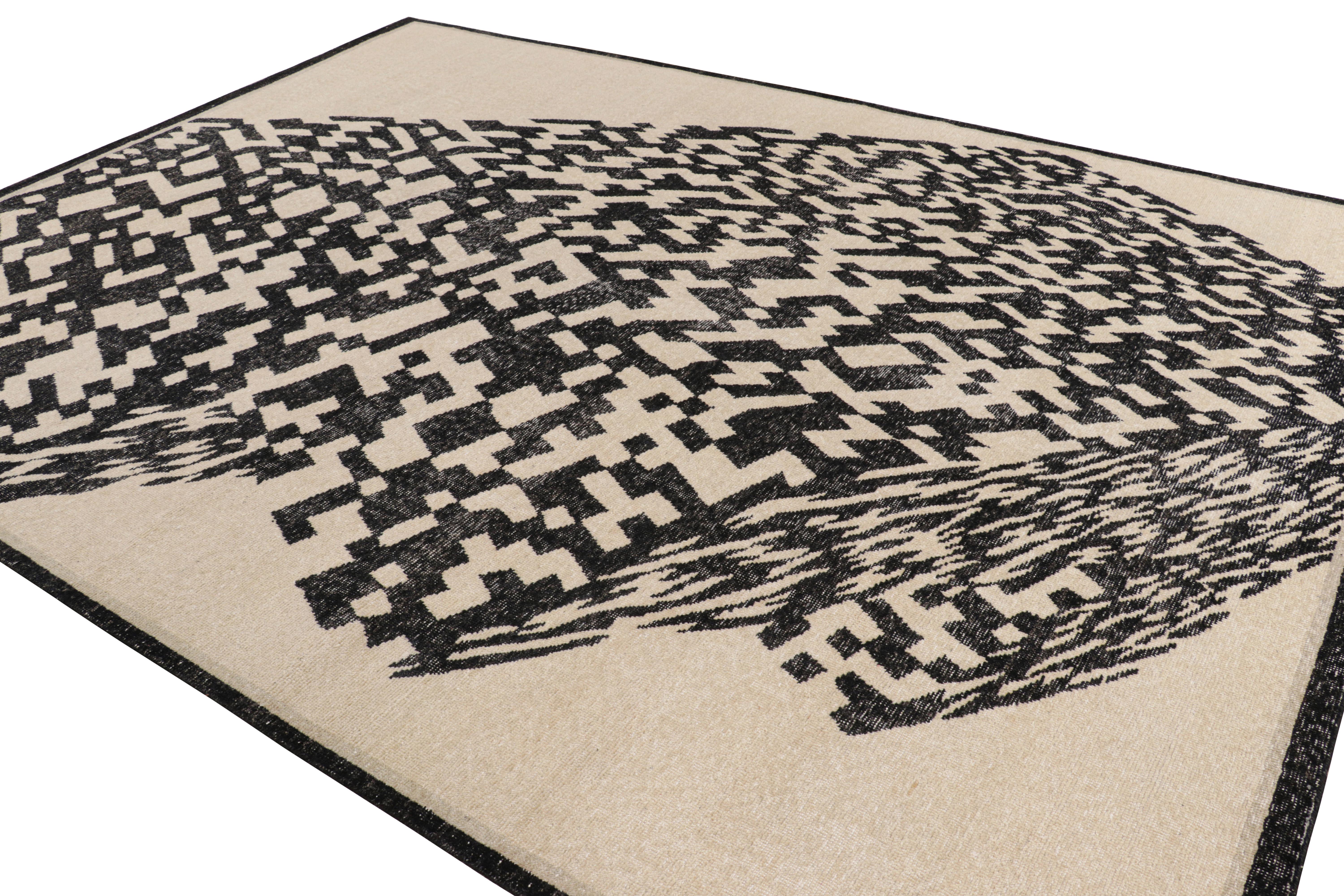 Annodato a mano Rug & Kilim è un tappeto astratto e invecchiato con motivi geometrici avorio e nero. in vendita
