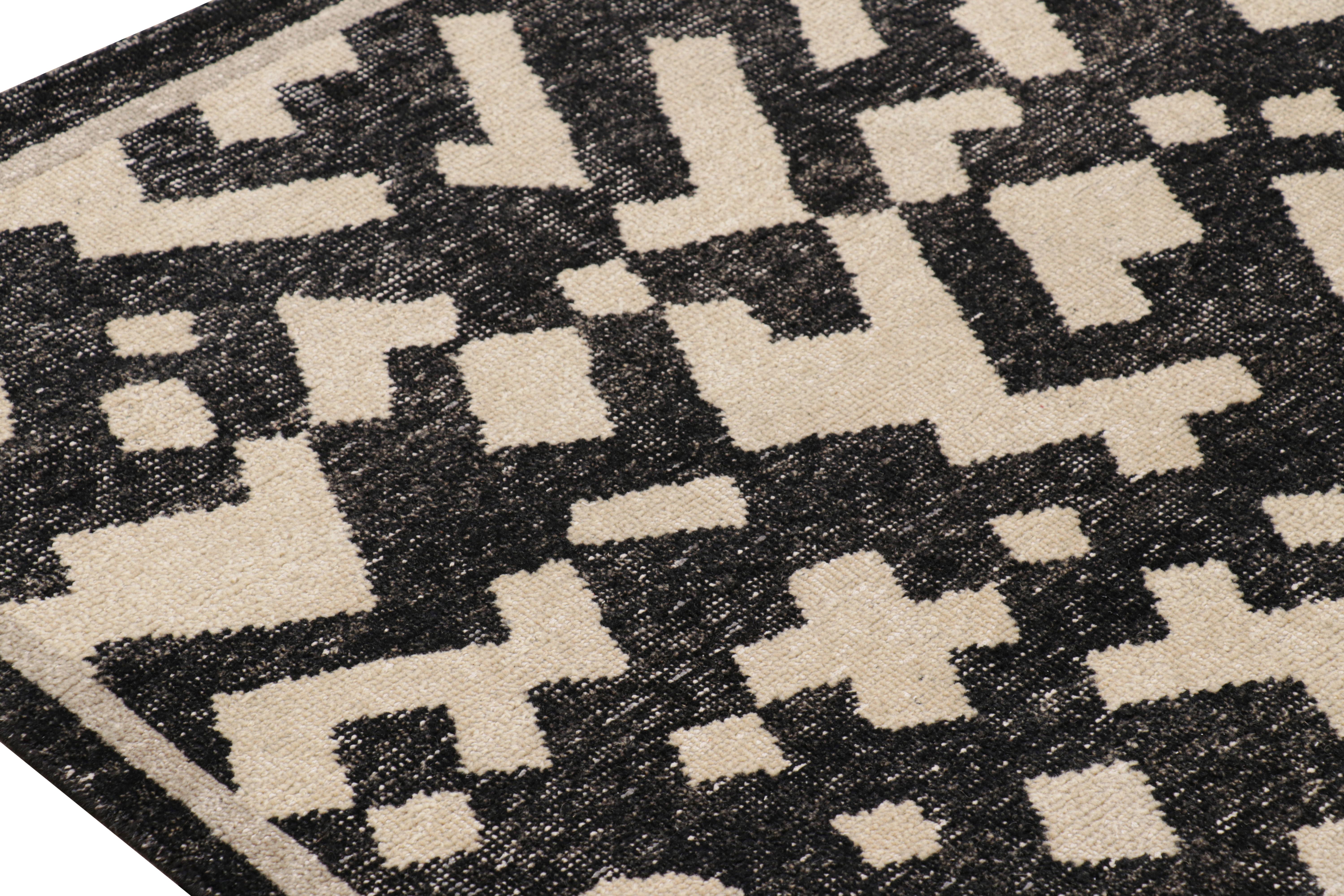 XXI secolo e contemporaneo Rug & Kilim è un tappeto astratto e invecchiato con motivi geometrici avorio e nero. in vendita