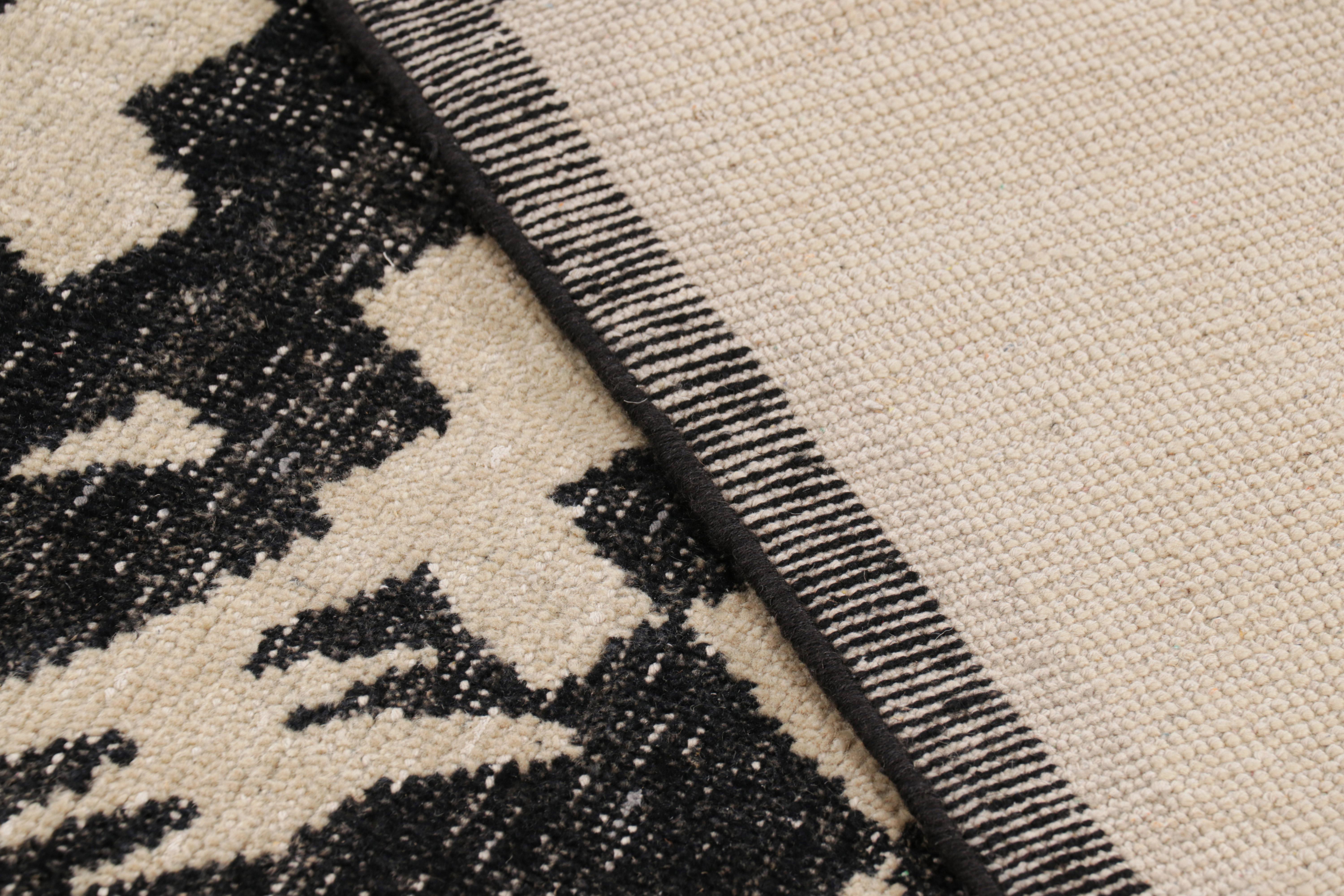 Rug & Kilim's abstrakter Teppich in Elfenbein & Schwarz mit geometrischen Mustern (Wolle) im Angebot