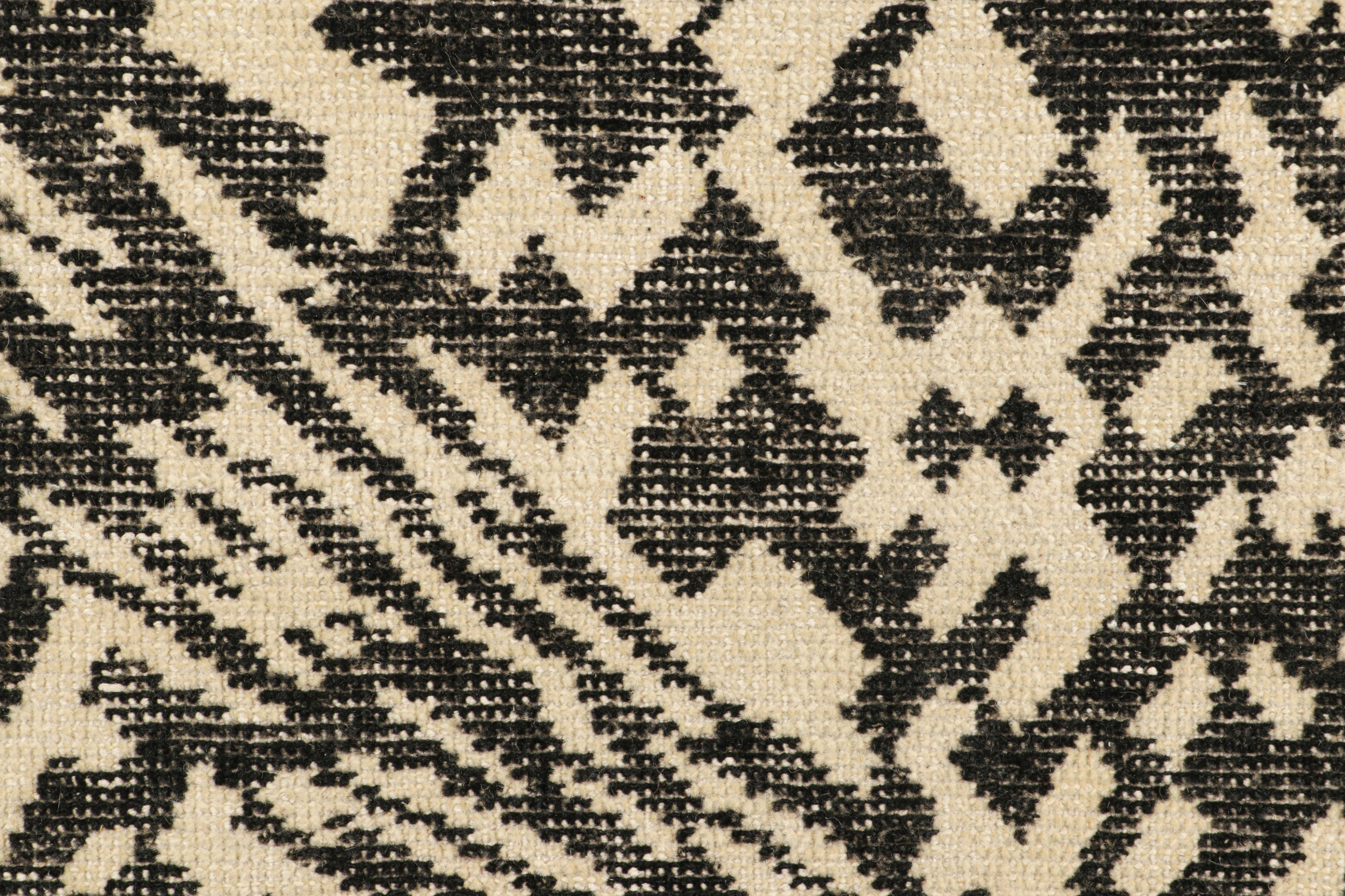 Indiano Rug & Kilim è un tappeto quadrato astratto e invecchiato con motivi geometrici avorio e nero. in vendita