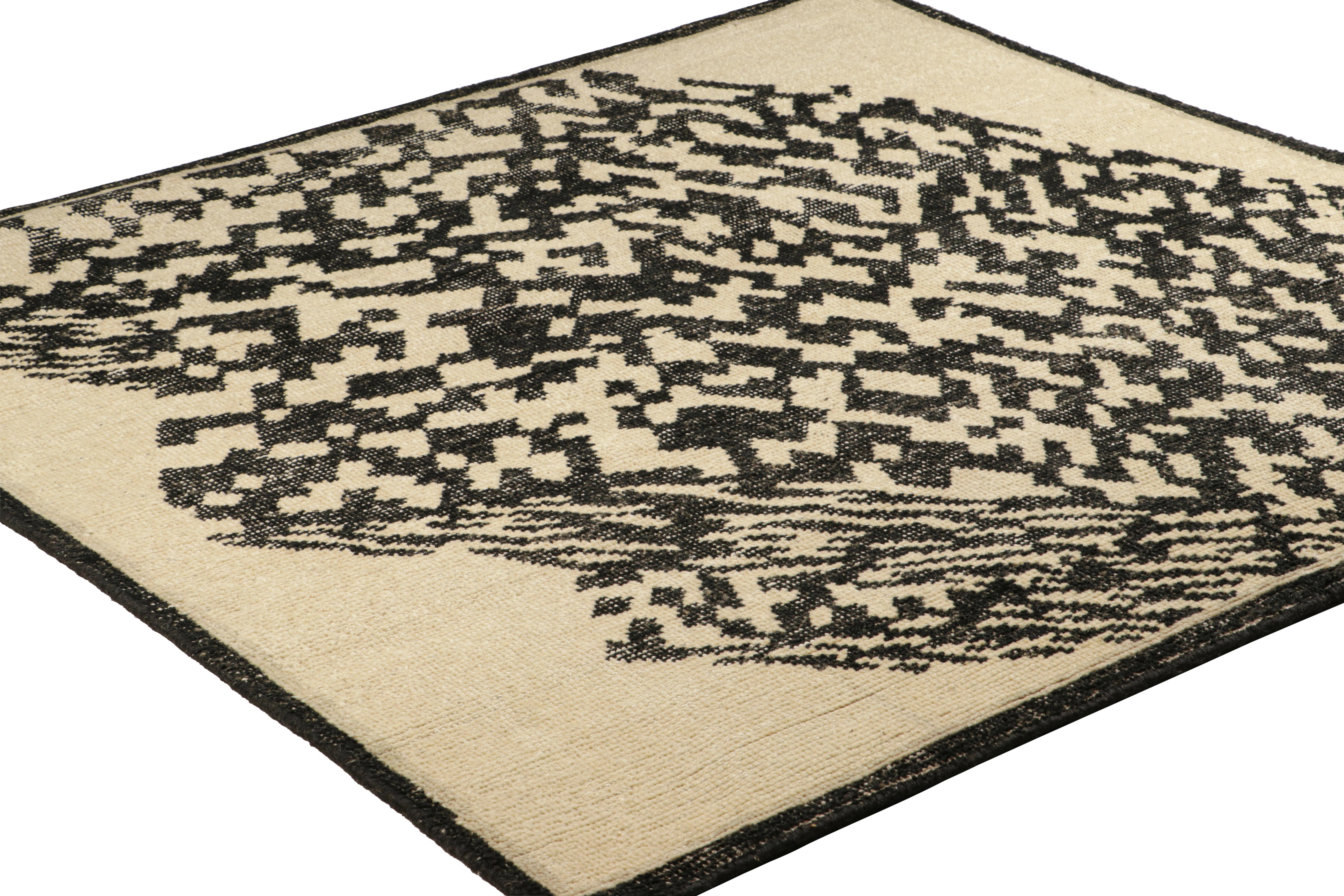 Annodato a mano Rug & Kilim è un tappeto quadrato astratto e invecchiato con motivi geometrici avorio e nero. in vendita