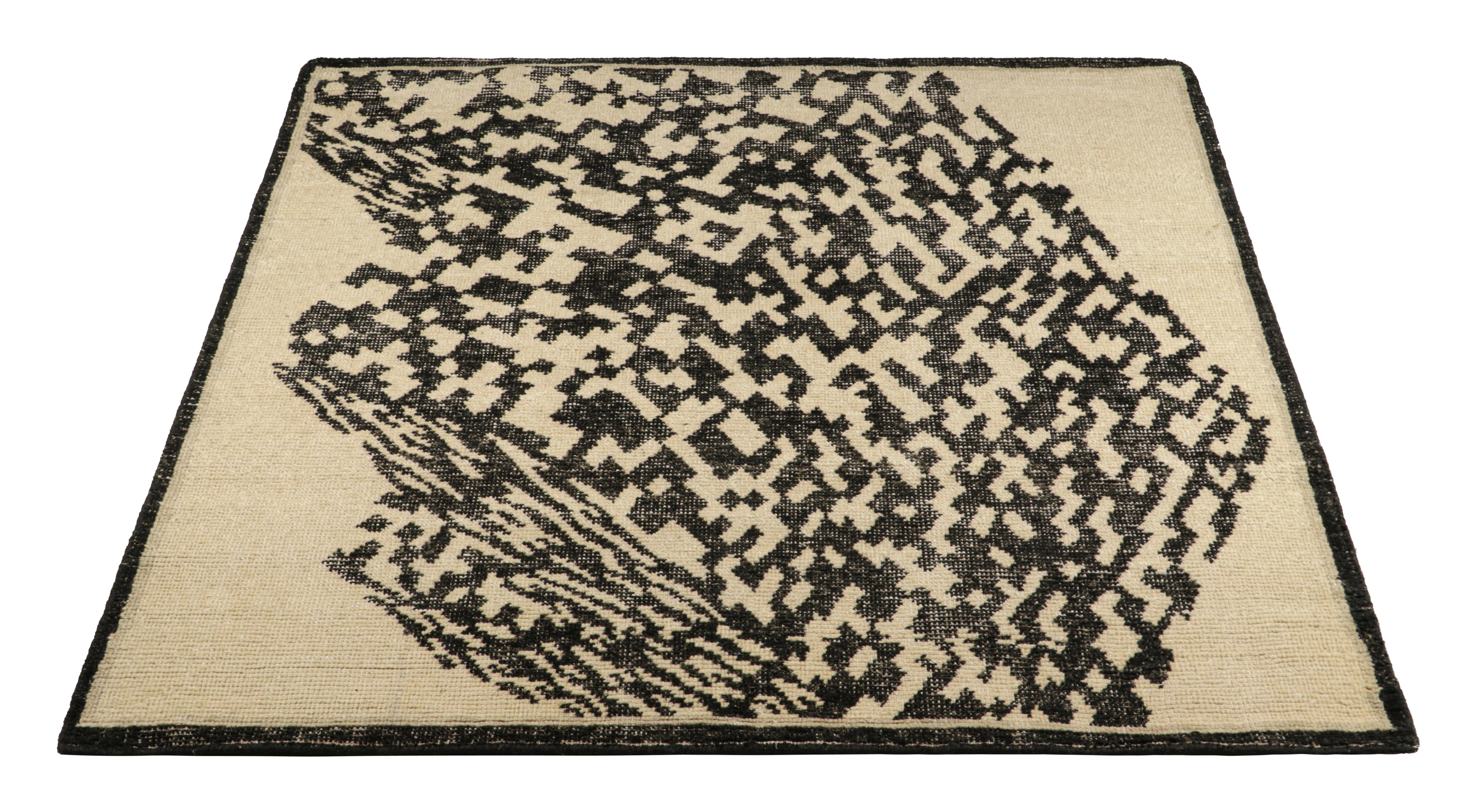 Rug & Kilim è un tappeto quadrato astratto e invecchiato con motivi geometrici avorio e nero. In condizioni Nuovo in vendita a Long Island City, NY