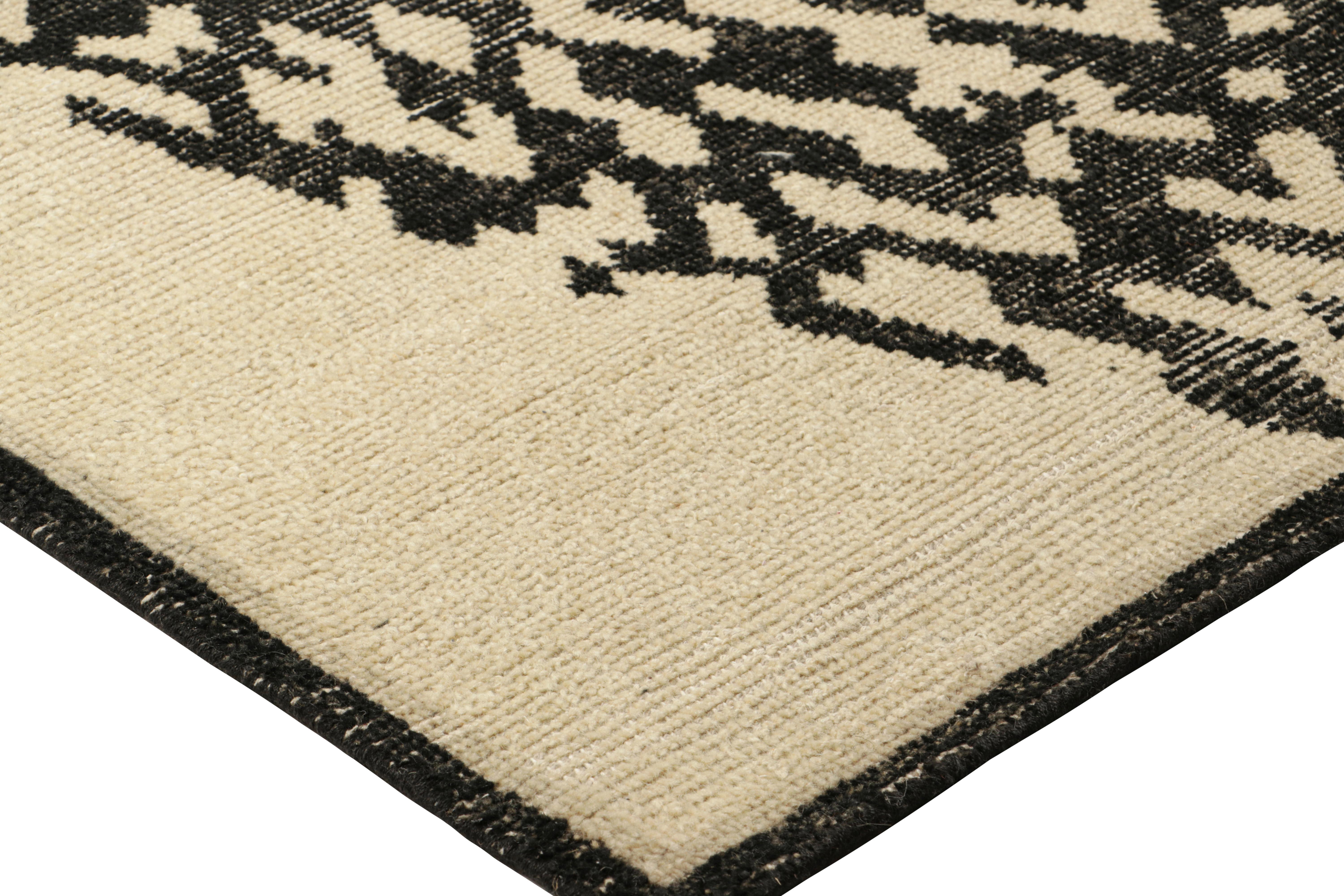 XXI secolo e contemporaneo Rug & Kilim è un tappeto quadrato astratto e invecchiato con motivi geometrici avorio e nero. in vendita