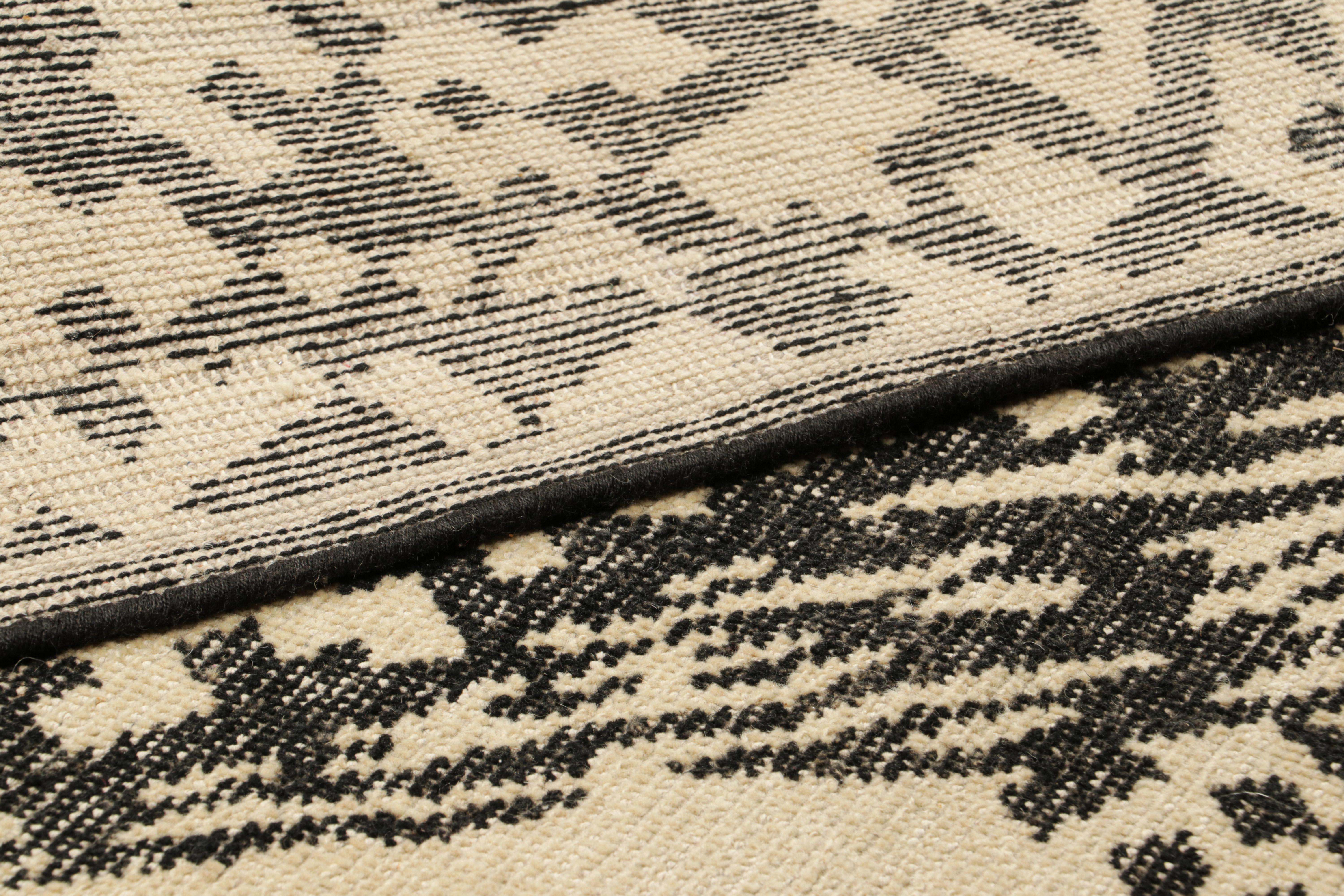 Lana Rug & Kilim è un tappeto quadrato astratto e invecchiato con motivi geometrici avorio e nero. in vendita