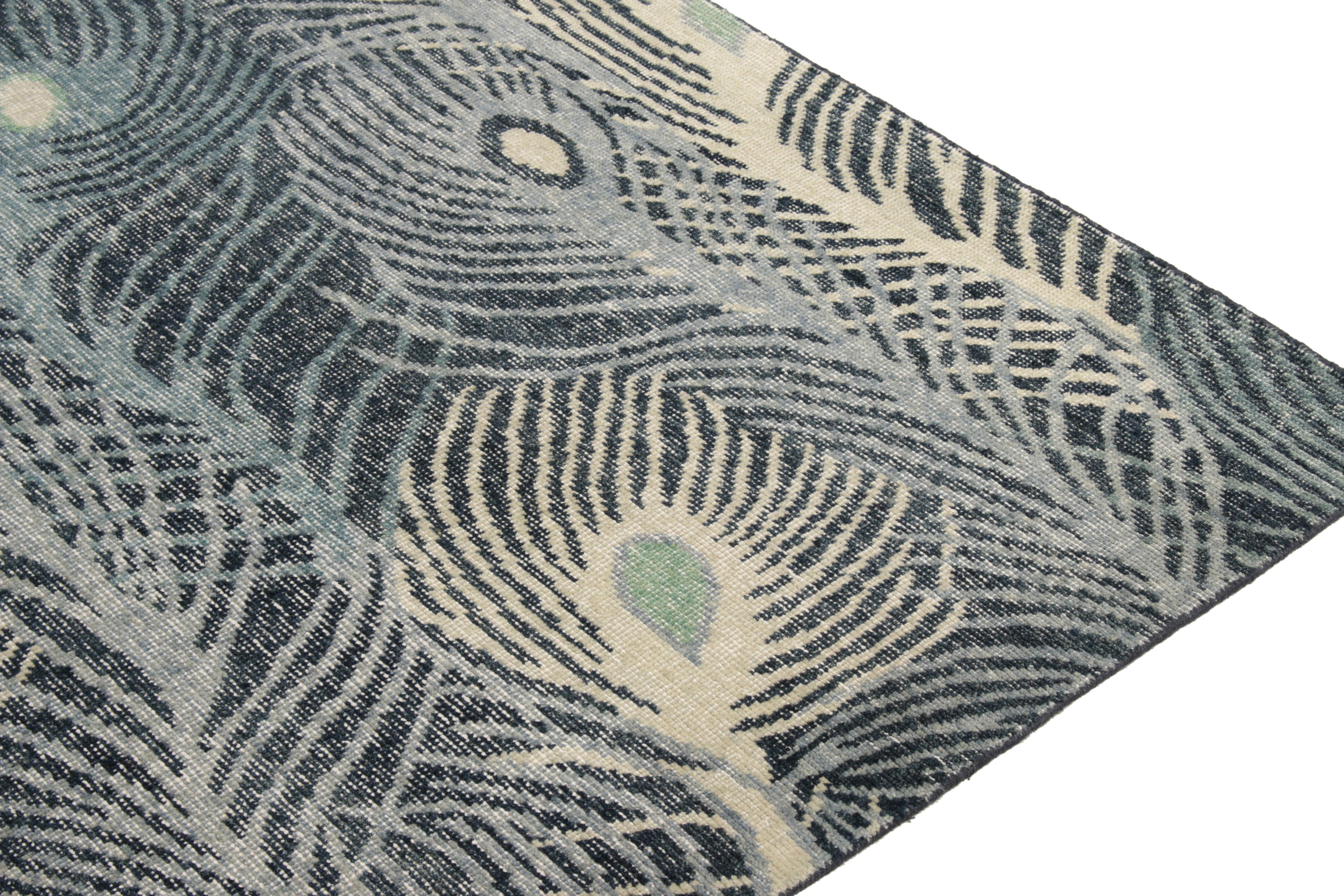 Rug & Kilim's Distressed Jugendstil-Teppich, Blau, Weißes Feder-Design (Indisch) im Angebot