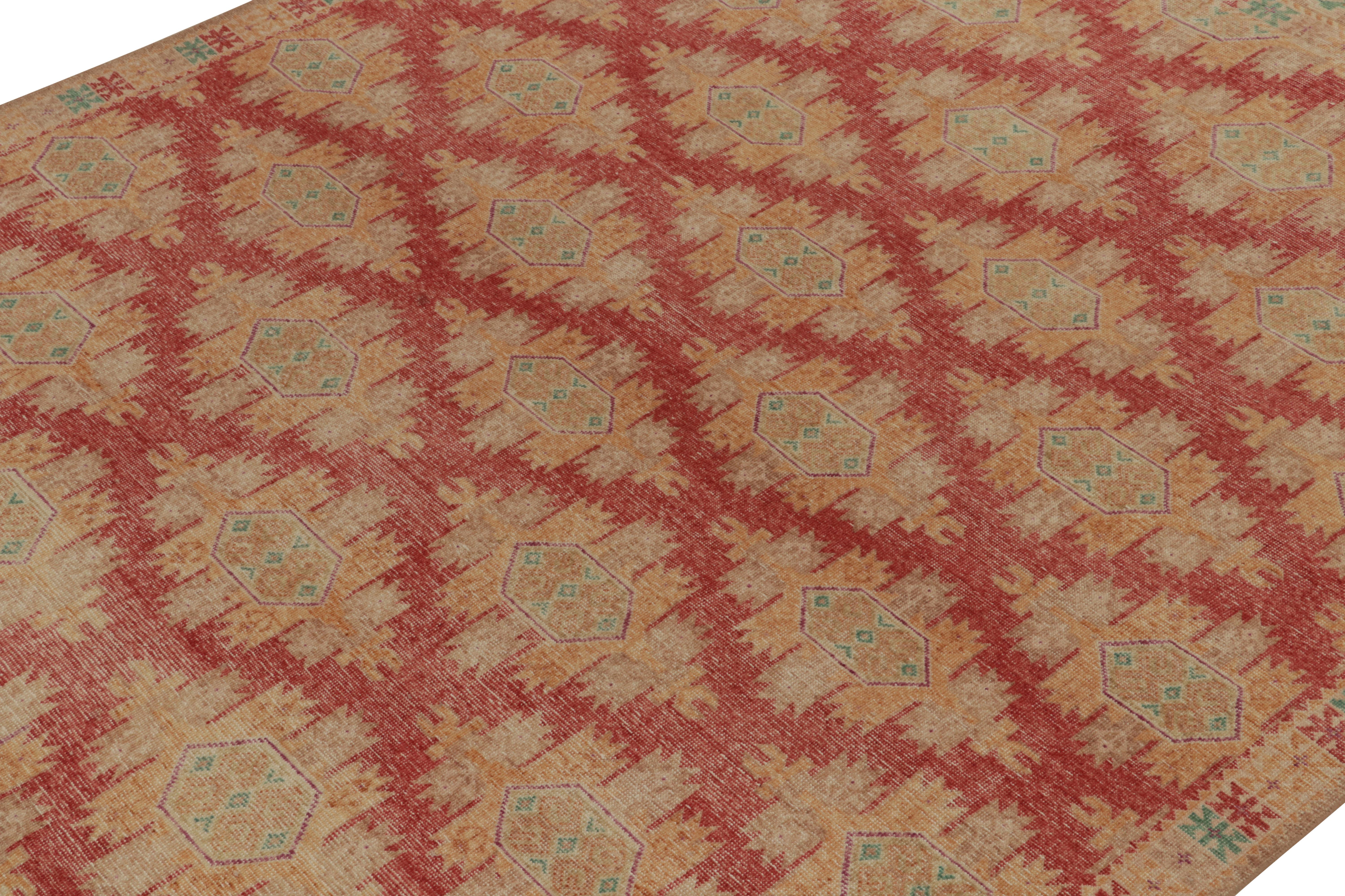 Rug & Kilim's Distressed Bokhara Style Teppich in Rot, Beige und Goldmedaillons (Indisch) im Angebot