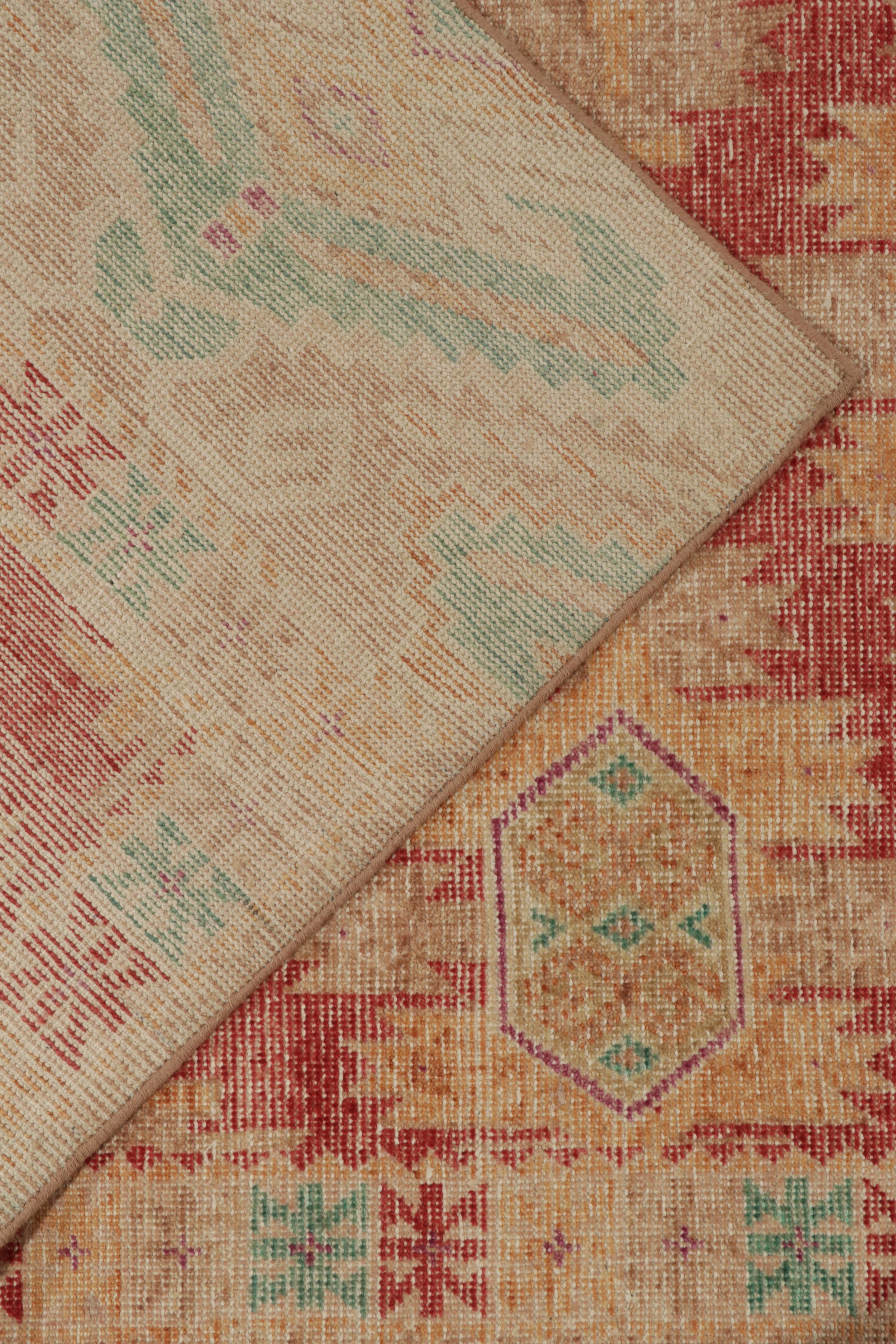 Rug & Kilim's Distressed Bokhara Style Teppich in Rot, Beige und Goldmedaillons im Zustand „Neu“ im Angebot in Long Island City, NY