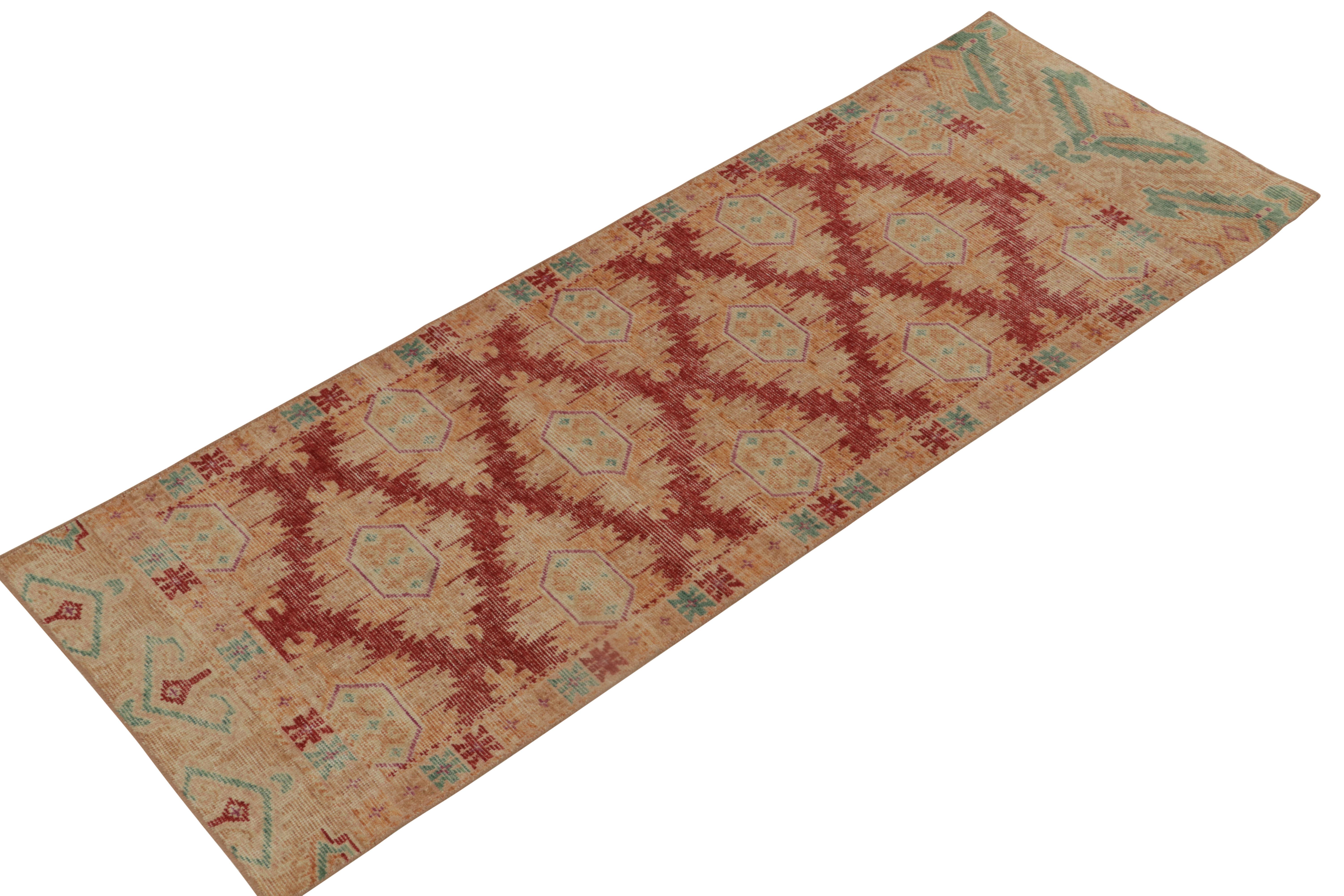 Issu de la collection Homage de Rug & Kilim, ce tapis 3x8 en laine nouée à la main reprend l'esthétique des tapis Bokhara anciens du début du siècle, une célèbre origine tribale caucasienne vénérée pour ses teintes vives et ses motifs géométriques