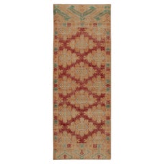 Rug & Kilim è un runner in stile Bokhara con medaglioni rossi, beige e oro.
