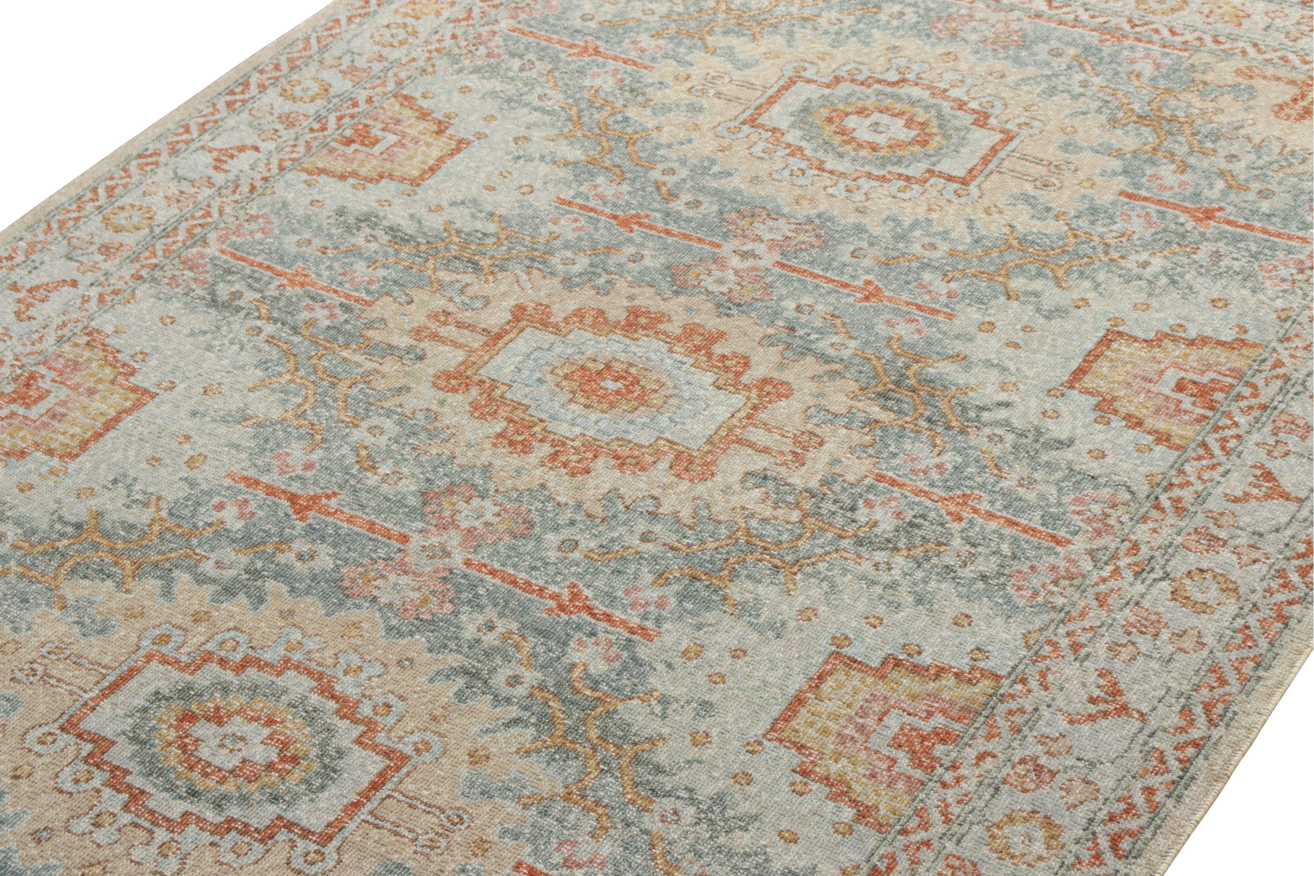 Altro Rug & Kilim è un tappeto personalizzato in stile classico, blu e beige, con motivo geometrico. in vendita