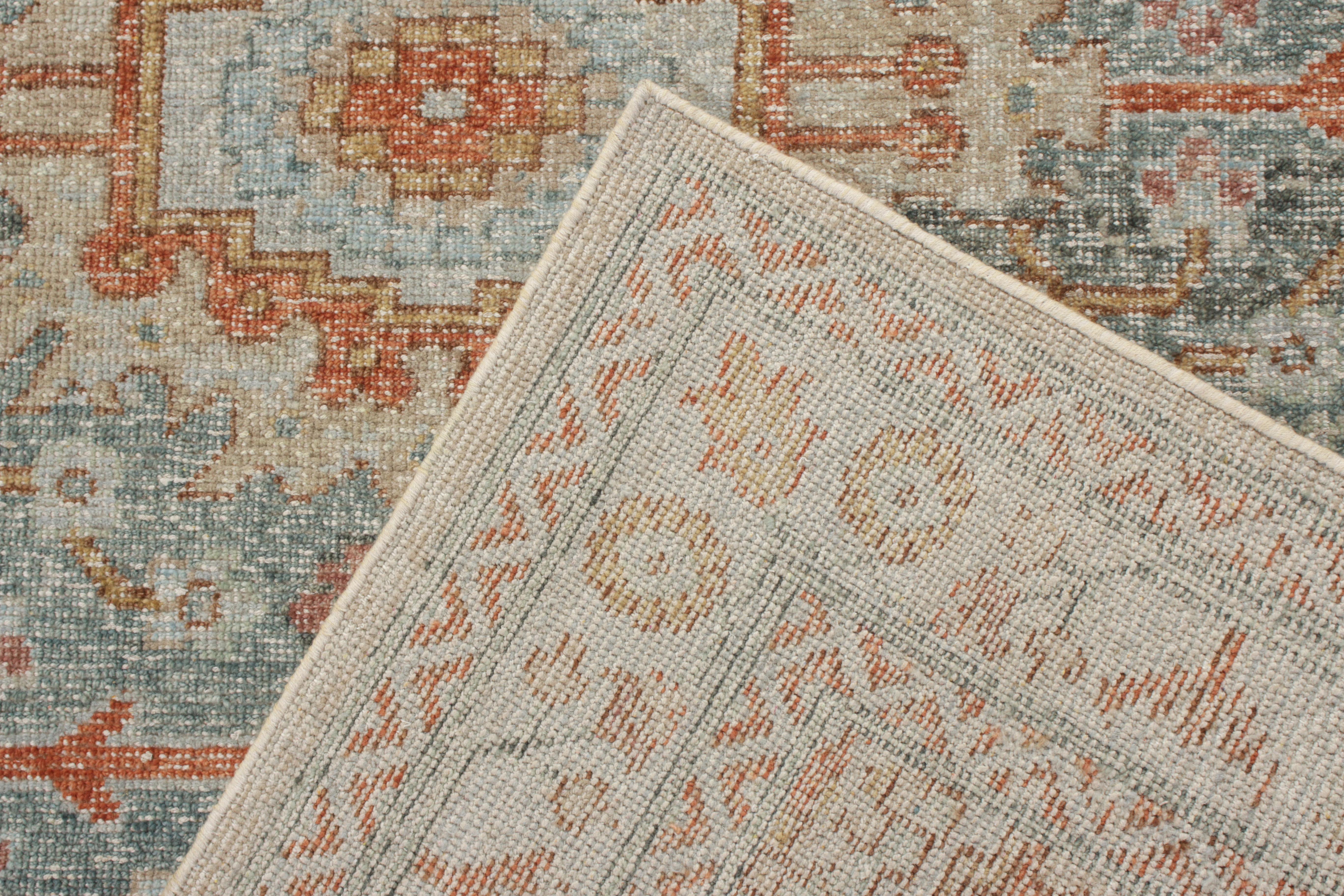 Annodato a mano Rug & Kilim è un tappeto personalizzato in stile classico, blu e beige, con motivo geometrico. in vendita