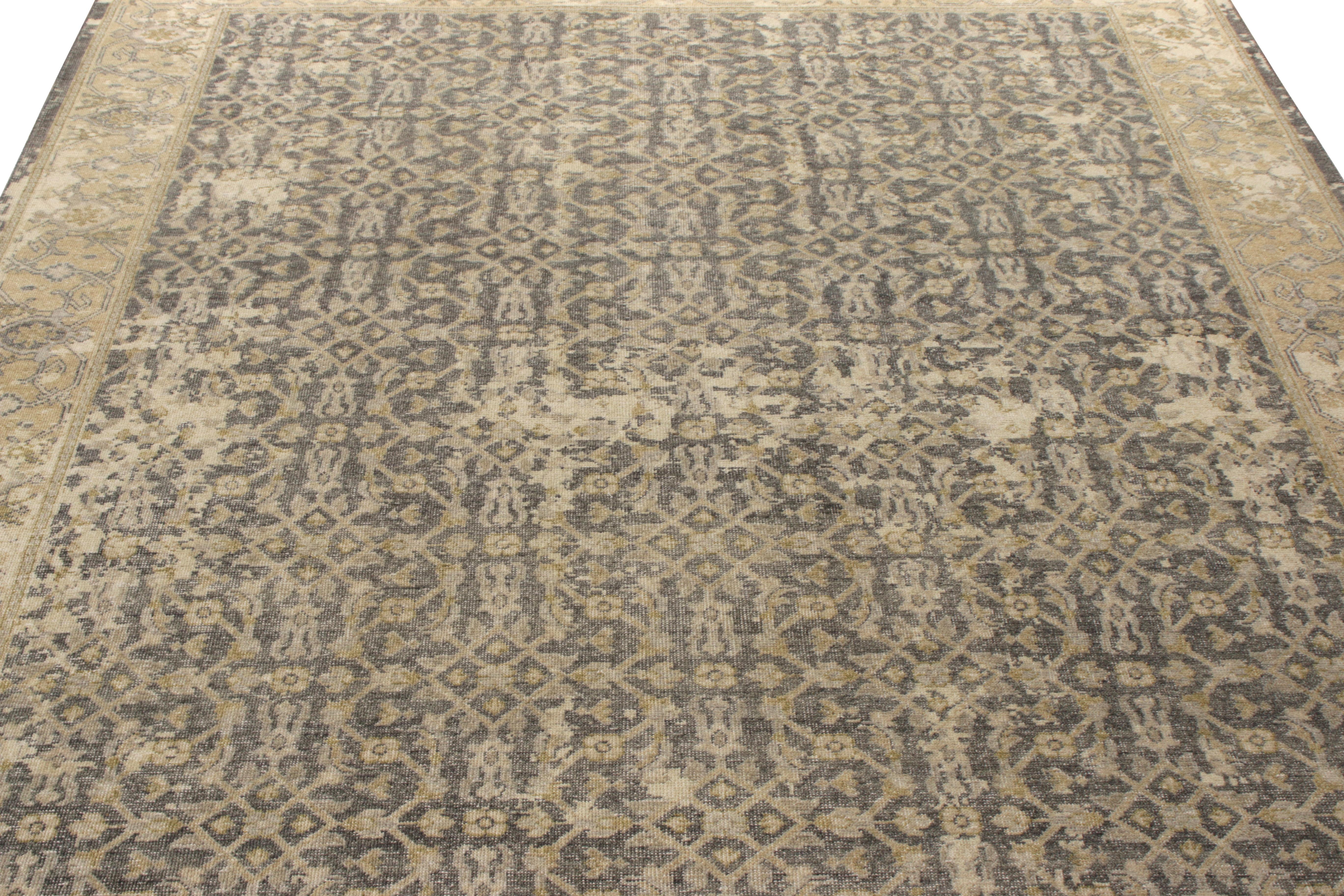 Anudada a mano en hilo de gran calidad, Rug & Kilim presenta una versión única en estilo Distressed de su exclusiva colección Homage. Este diseño de alfombra personalizada, que en esta edición florece en una magnífica escala de 9 x 12, marca un tono