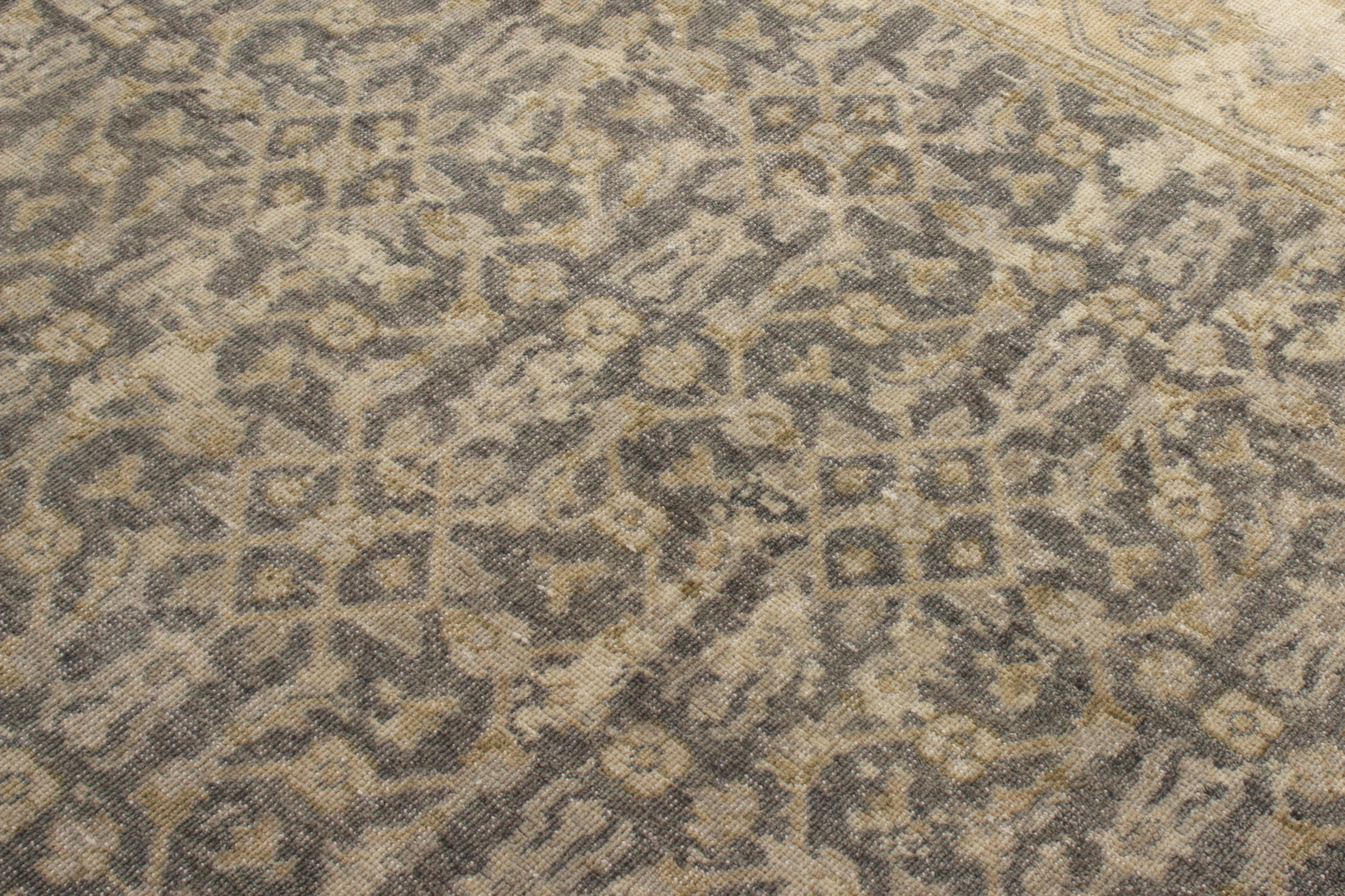 Alfombra personalizada Rug & Kilim de estilo clásico desgastado en gris y estampado Herati beige Indio en venta