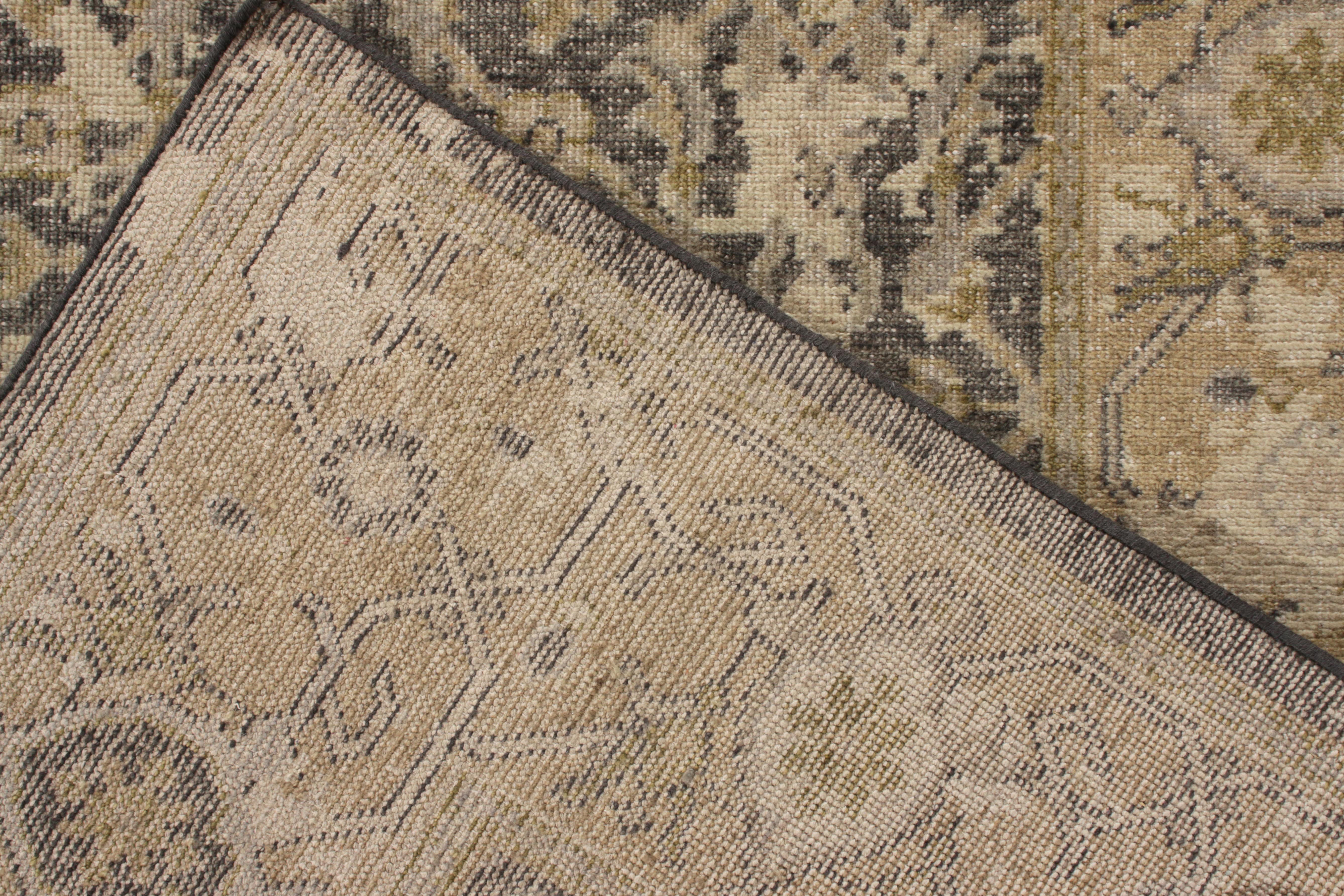 Alfombra personalizada Rug & Kilim de estilo clásico desgastado en gris y estampado Herati beige Anudado a mano en venta