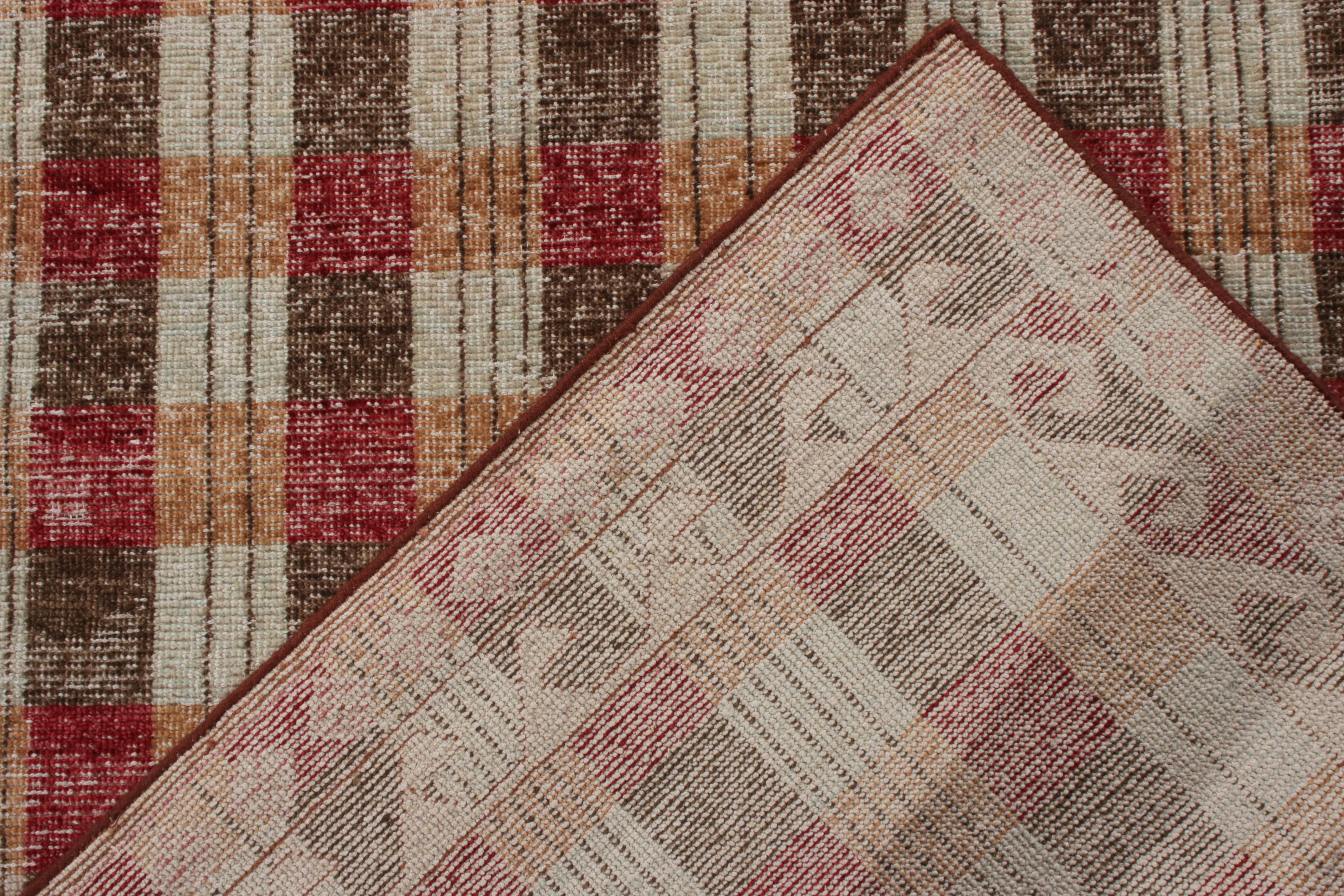 Annodato a mano Rug & Kilim: Tappeto in stile classico invecchiato in beige-marrone, motivo geometrico rosso in vendita