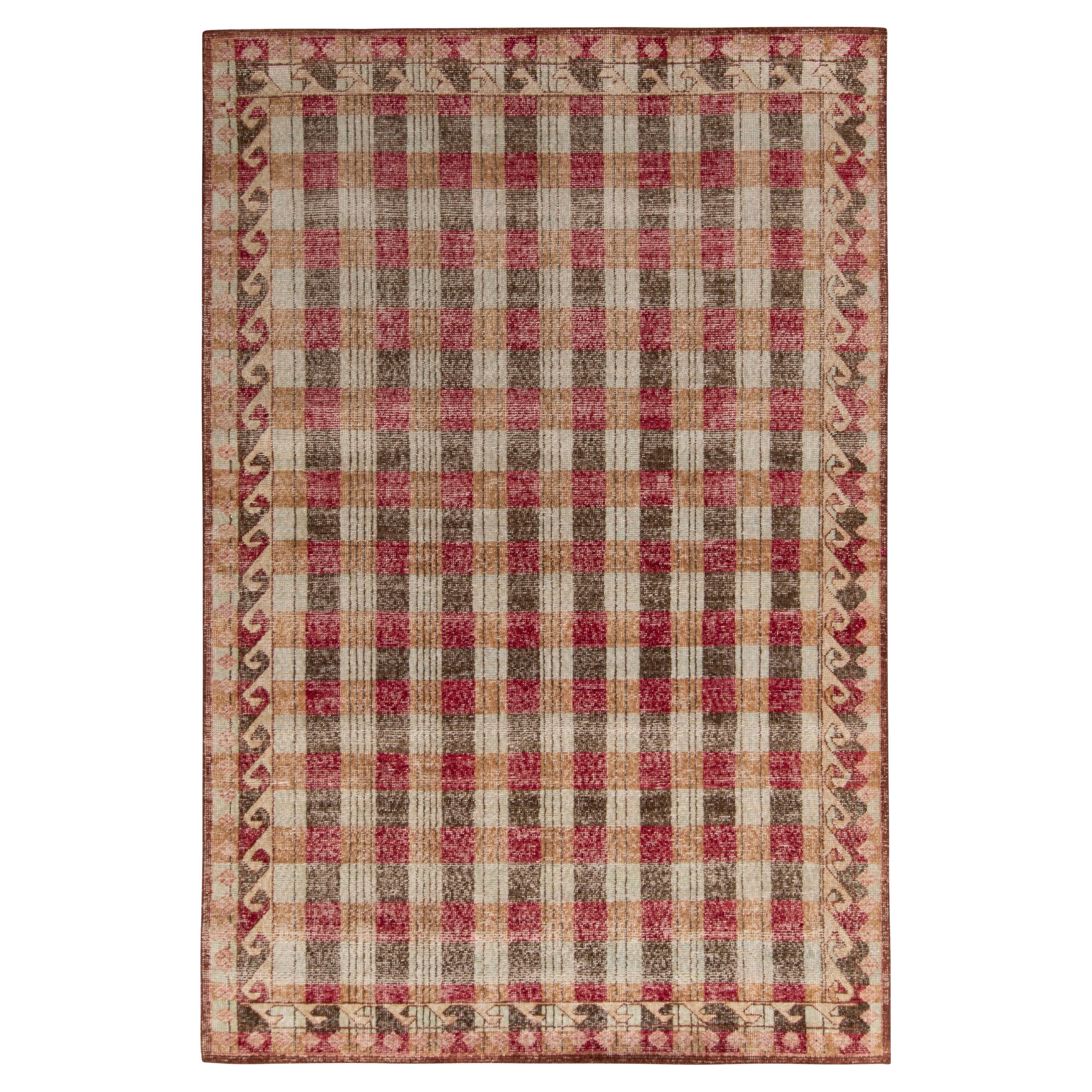 Rug & Kilim's Distressed Classic Style Rug in Beige-Brown, Red Geometric Pattern (tapis de style classique vieilli en beige et brun, motif géométrique rouge)