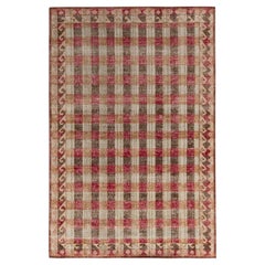 Rug & Kilim's Distressed Classic Style Rug in Beige-Brown, Red Geometric Pattern (tapis de style classique vieilli en beige et brun, motif géométrique rouge)