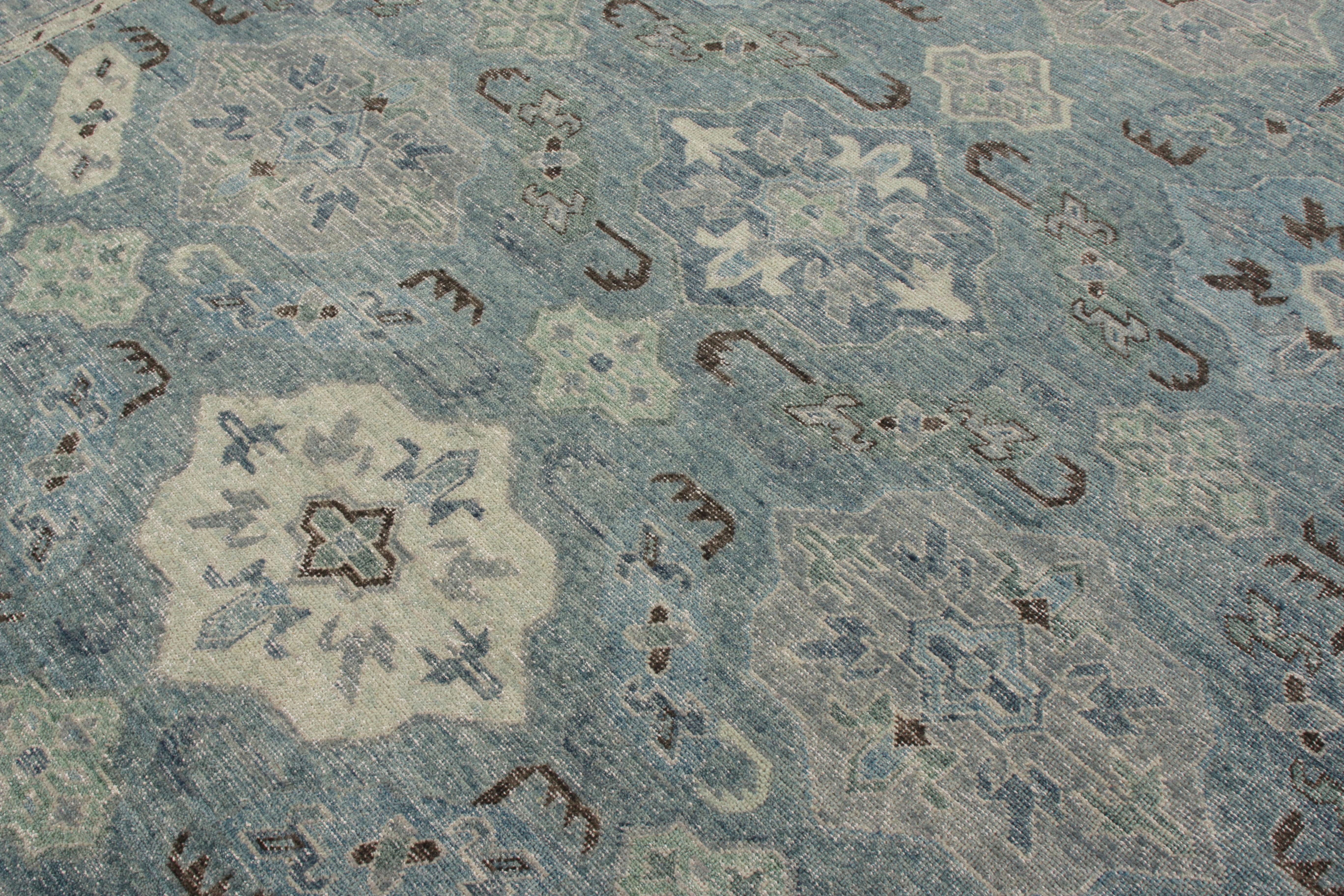 Indiano Rug & Kilim è un tappeto in stile classico con motivi geometrici blu e grigi. in vendita