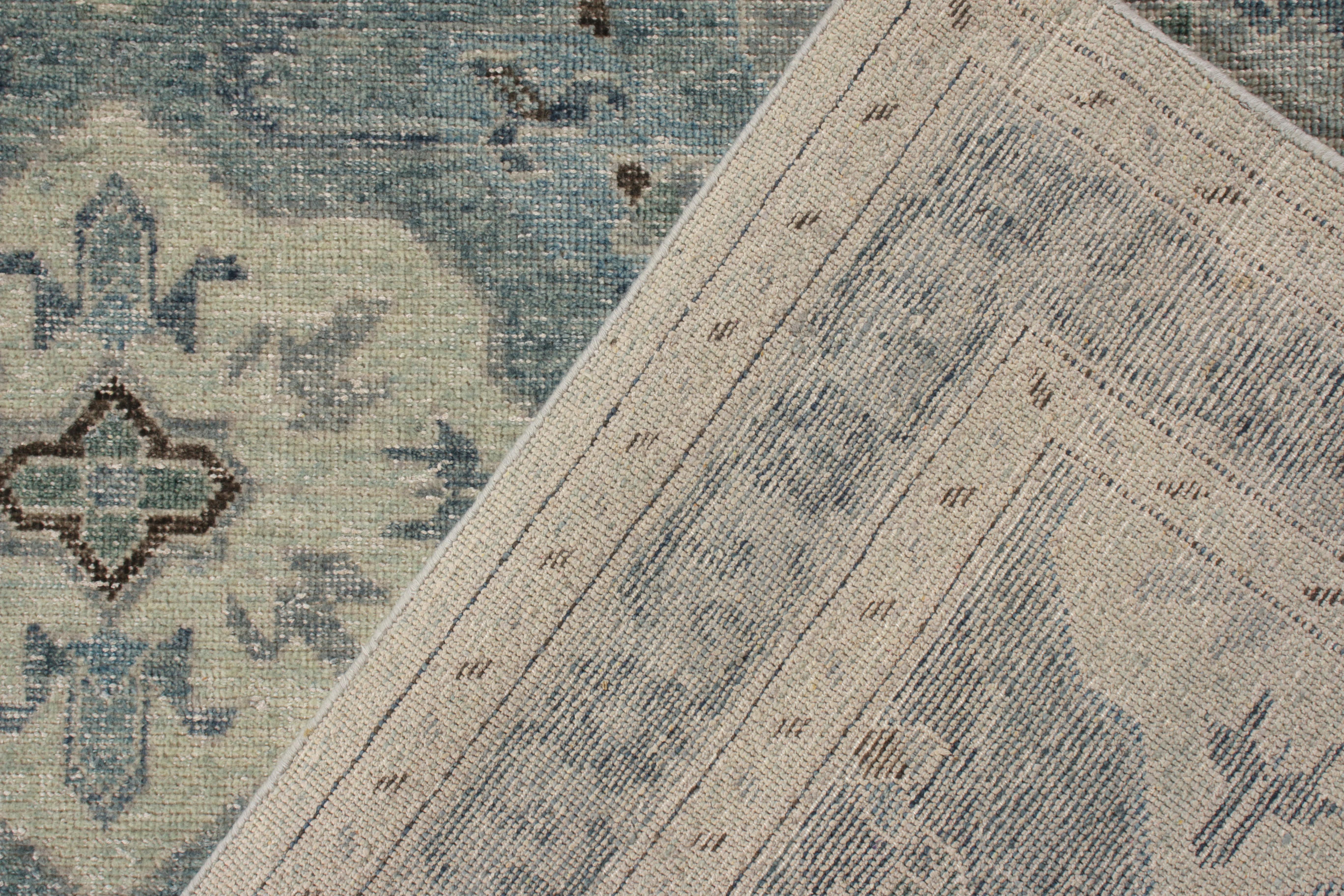 Annodato a mano Rug & Kilim è un tappeto in stile classico con motivi geometrici blu e grigi. in vendita